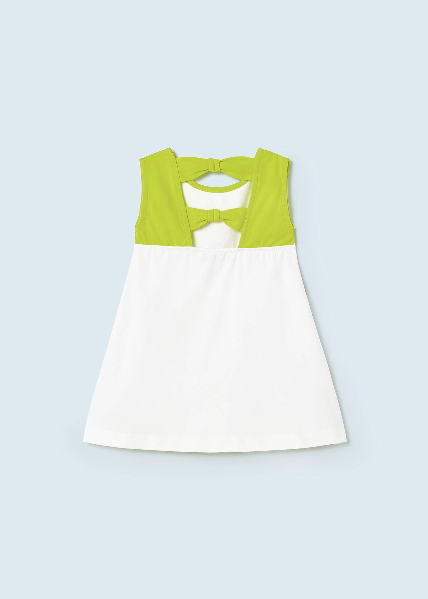 Vestido infantil com estampa feita de algodão sustentável.
