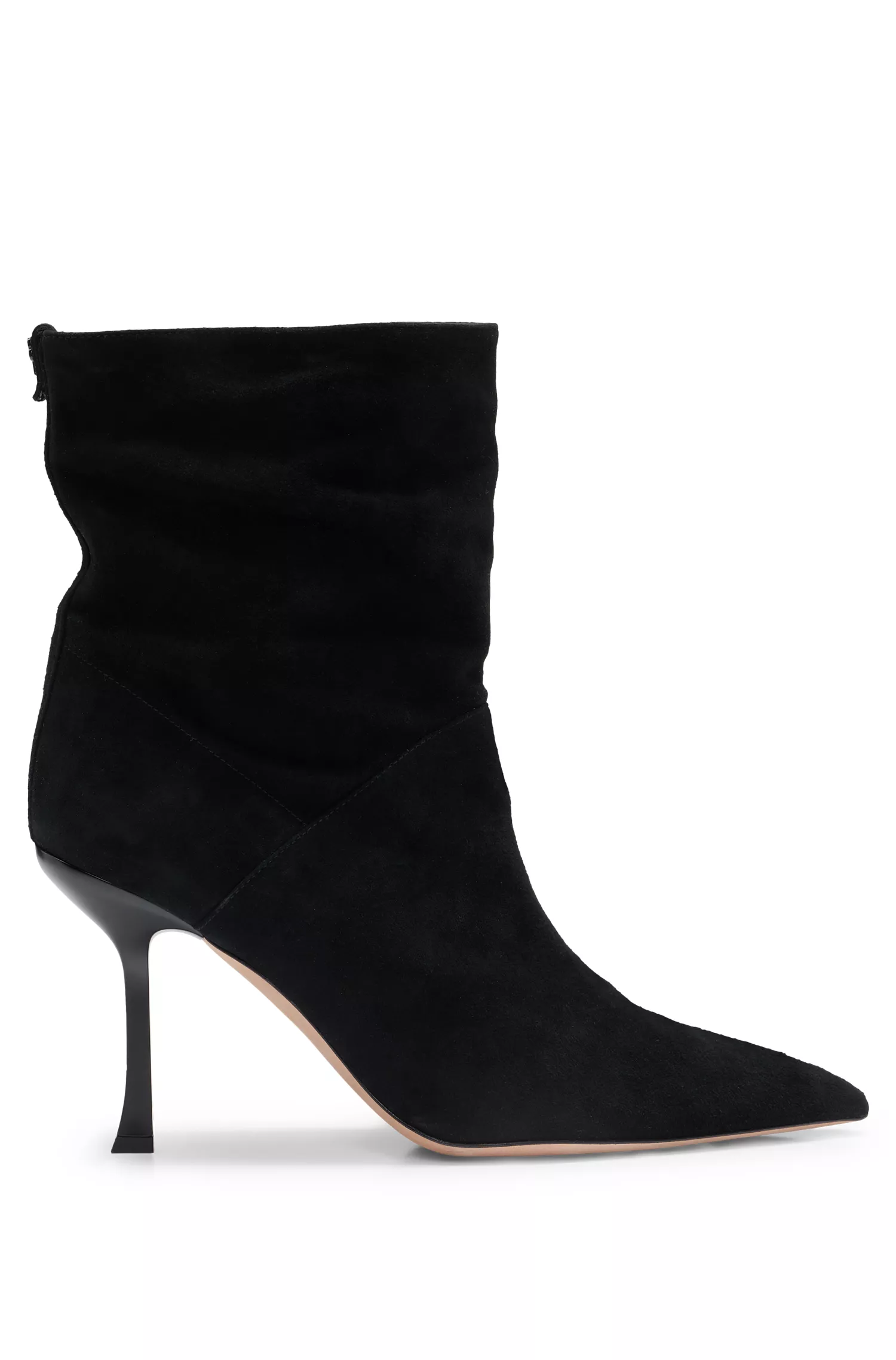 Botas de cano curto BOSS pretas de camurça com salto alto e bico fino.
