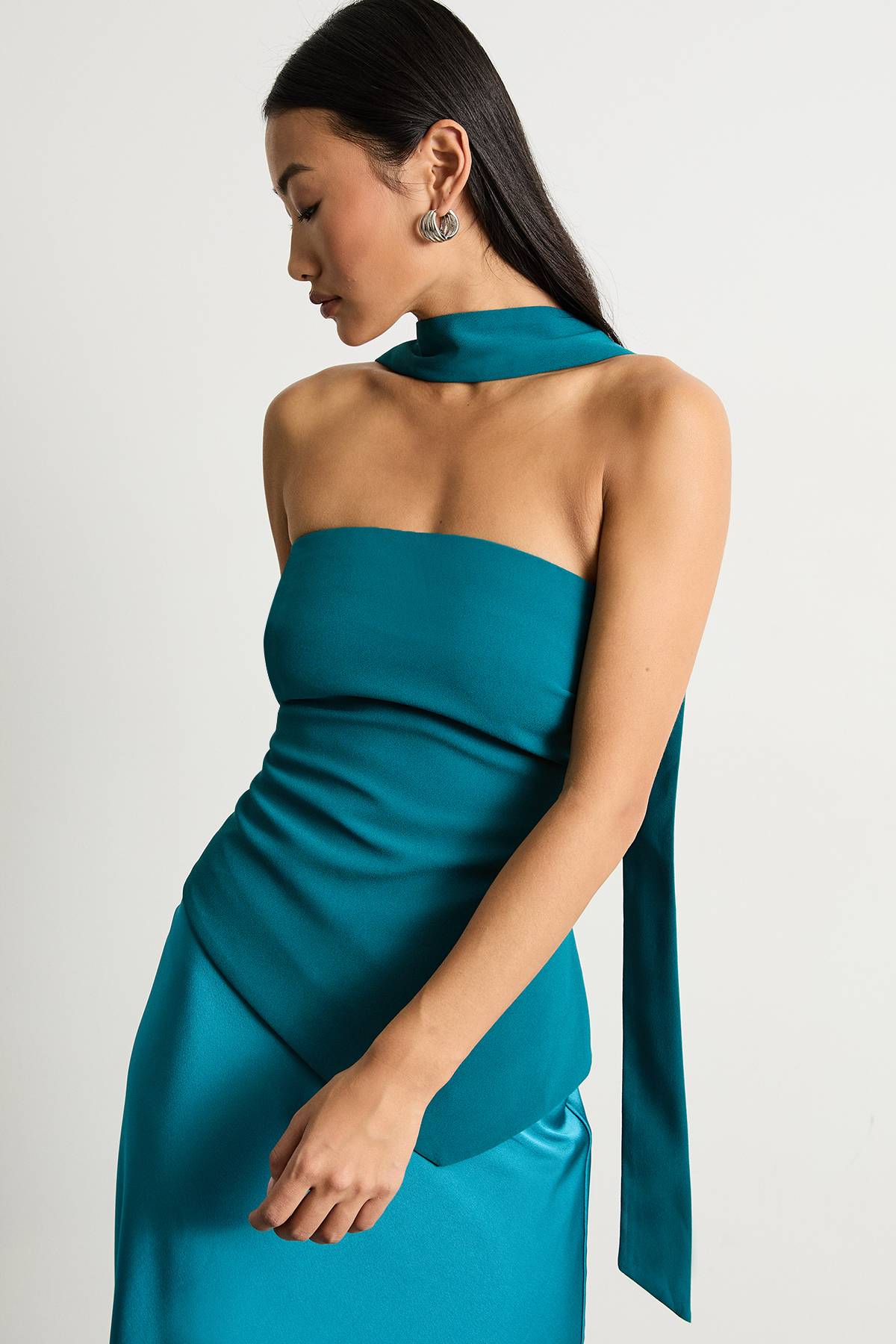 Warehouse Robe Midi Satinée à Bustier Structuré Sans Bretelles Petite Taille