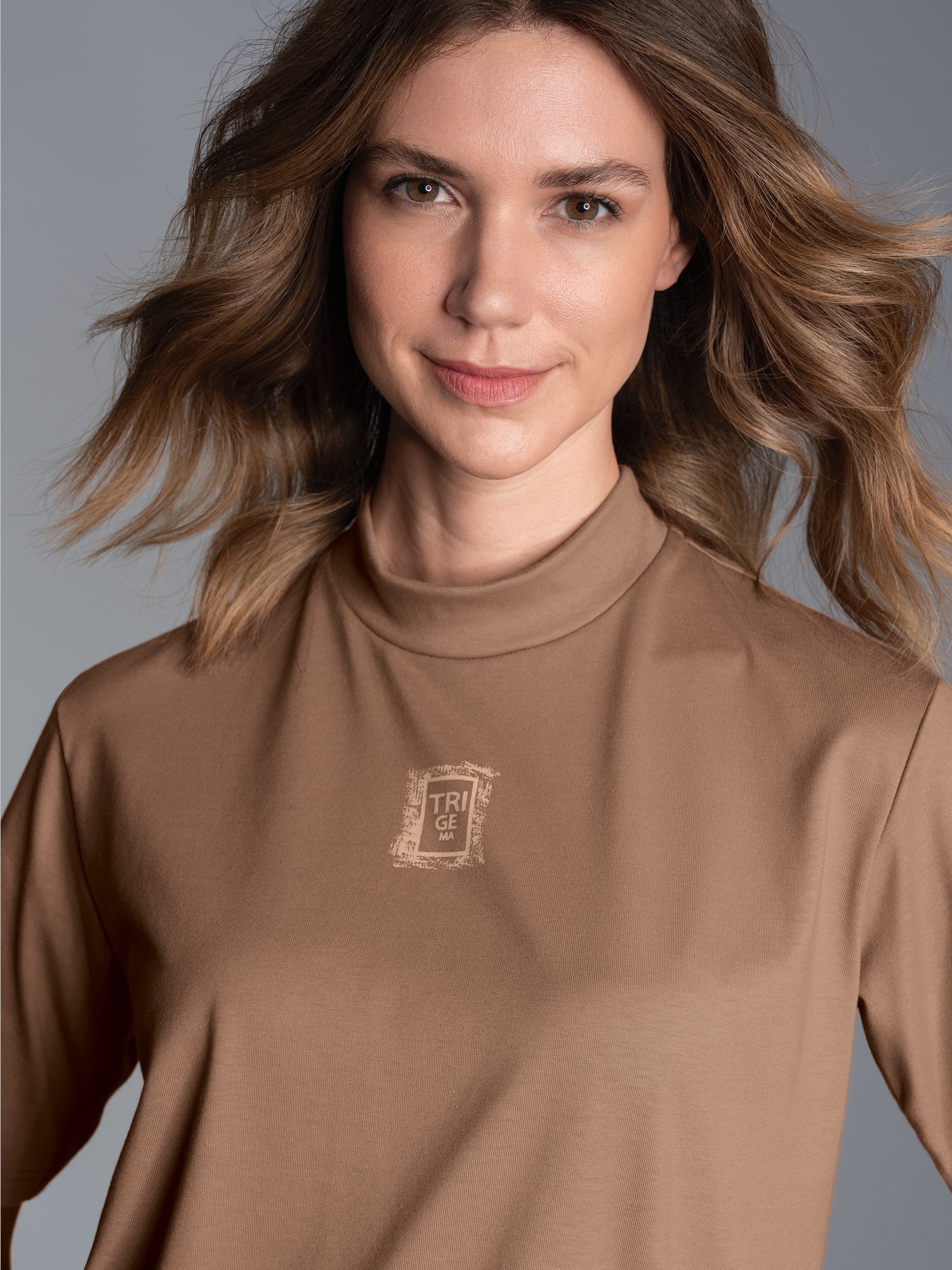 T-Shirt mit Stehkragen Haselnuss