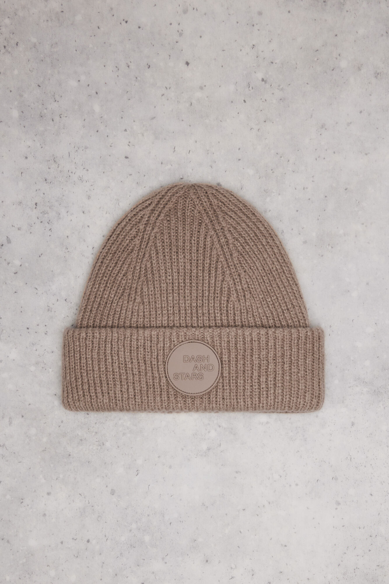 Gorro de malha marrom com logotipo
