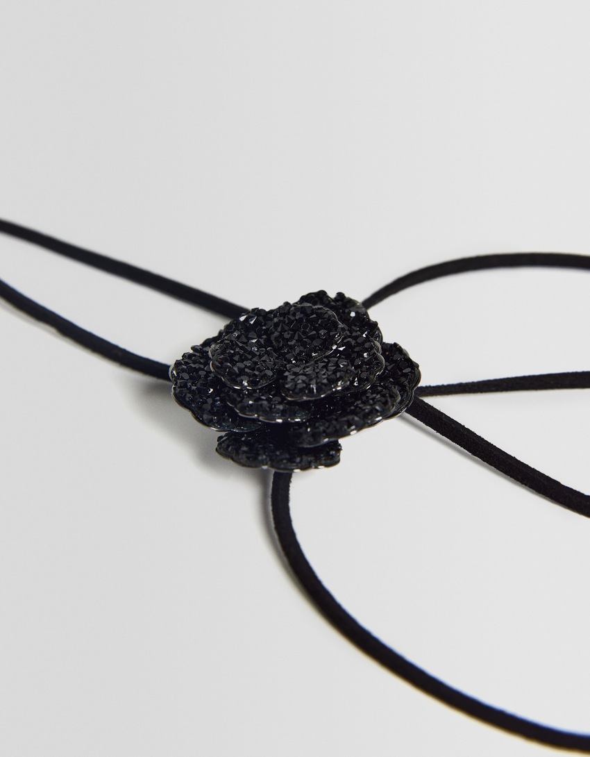 Colar gargantilha floral com strass