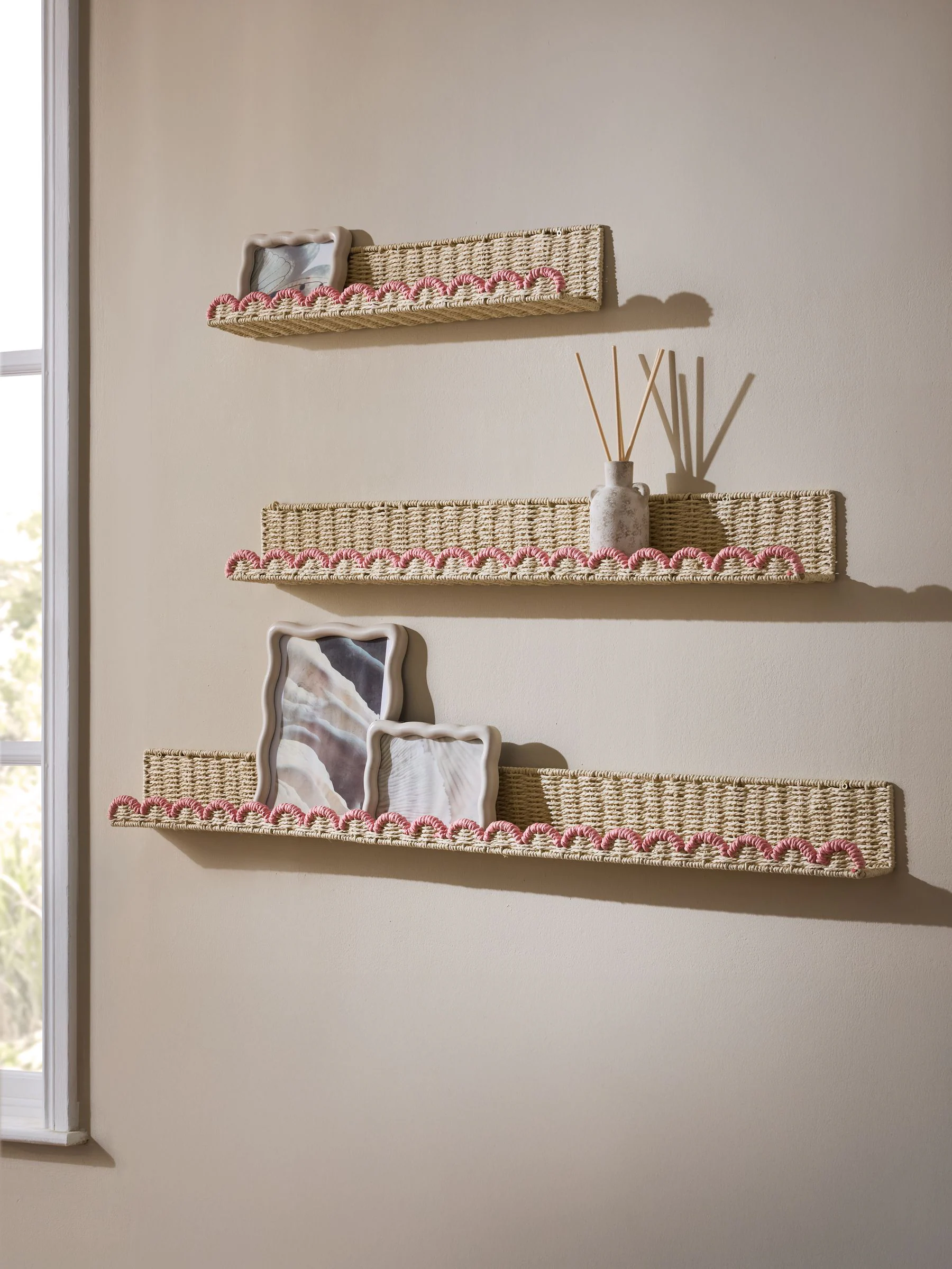Woven Scallop Picture Shelf