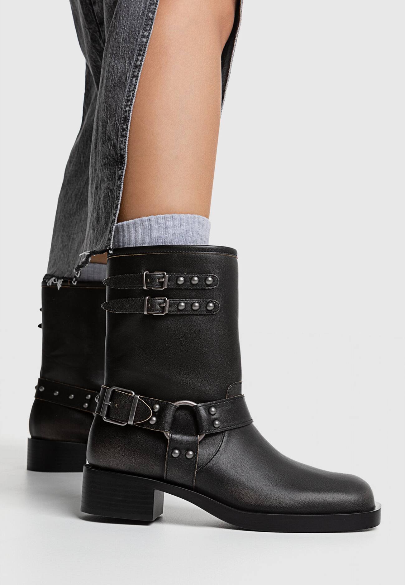Botas de cano curto sem salto com efeito desgastado e detalhes de fivela.