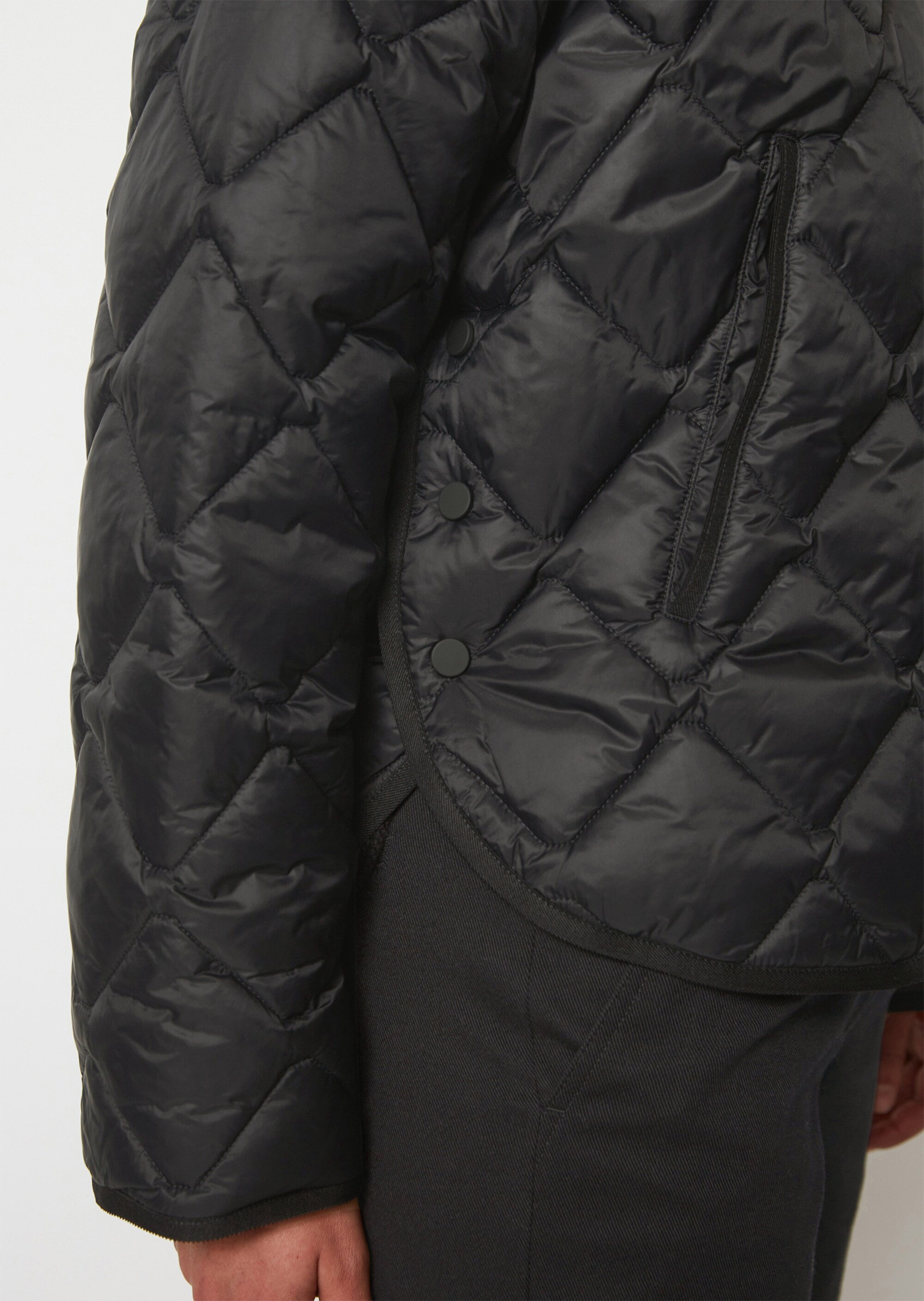 Leichte Kapuzen-Steppjacke regularaus recycelten Materialien