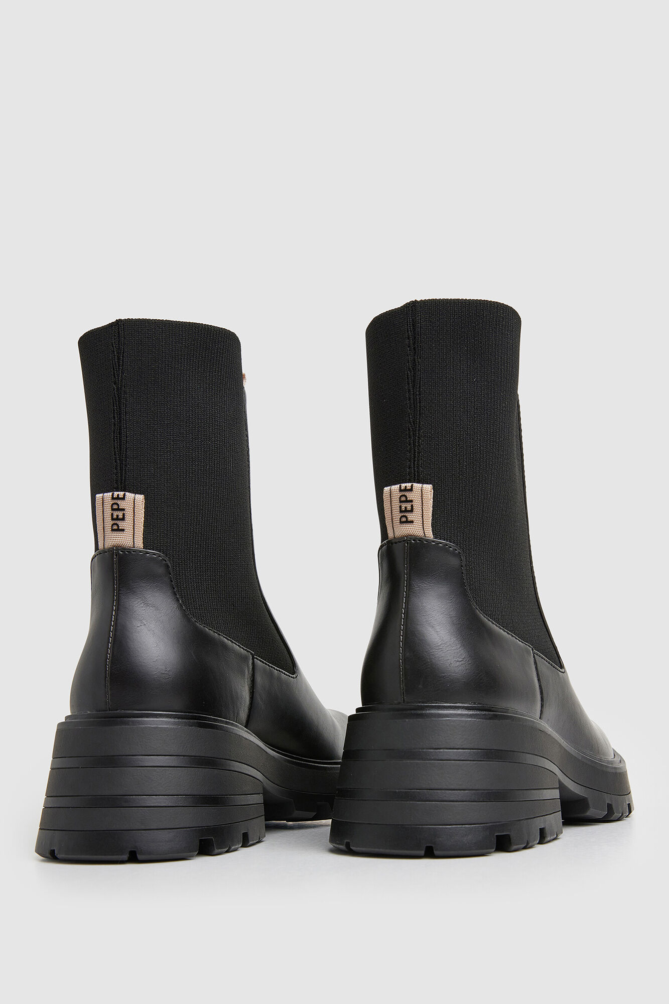 Botas de cano curto com elásticos