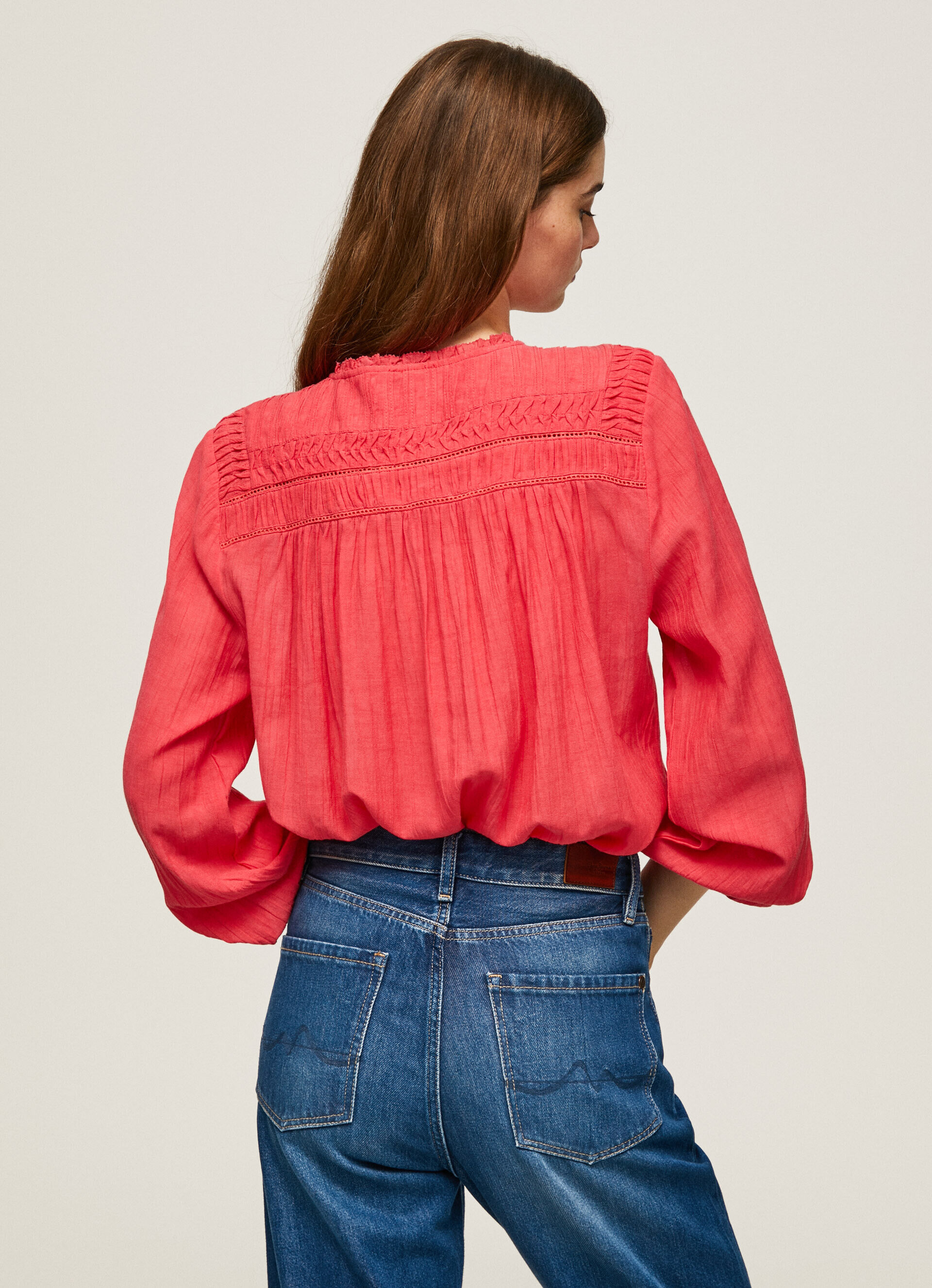 Blusa com detalhes plissados e vazados - vermelho estúdio