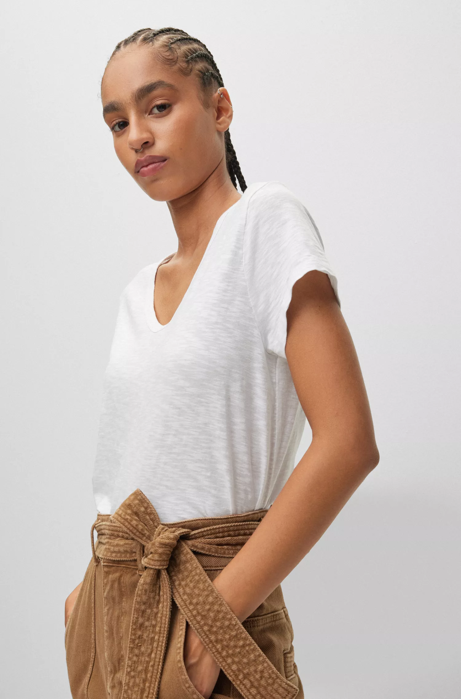 Camiseta BOSS preta de algodão texturizado com corte regular e decote em V.