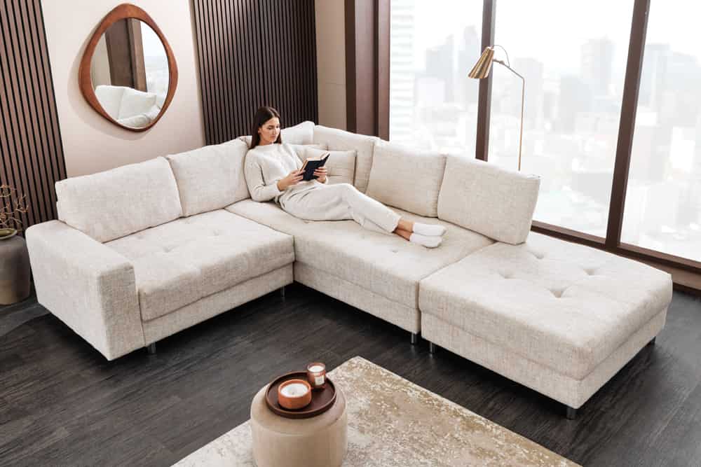Moderne Wohnlandschaft KENT 220cm champagner beige Strickstoff Ecksofa inkl. Hocker