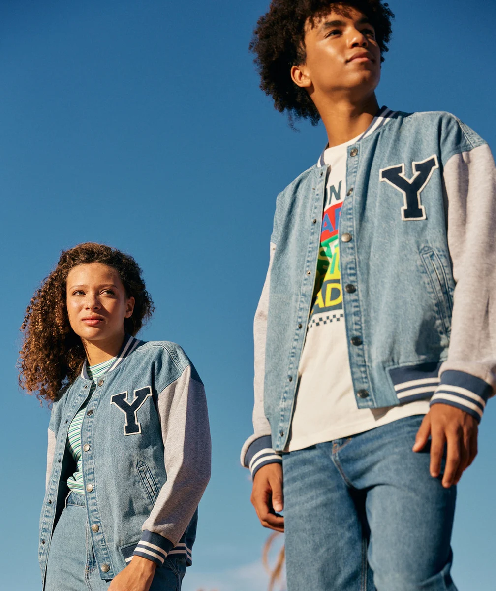VESTE TYPE BOMBERS GARÇON EN DENIM LOW IMPACT ET PATCH BRODÉ