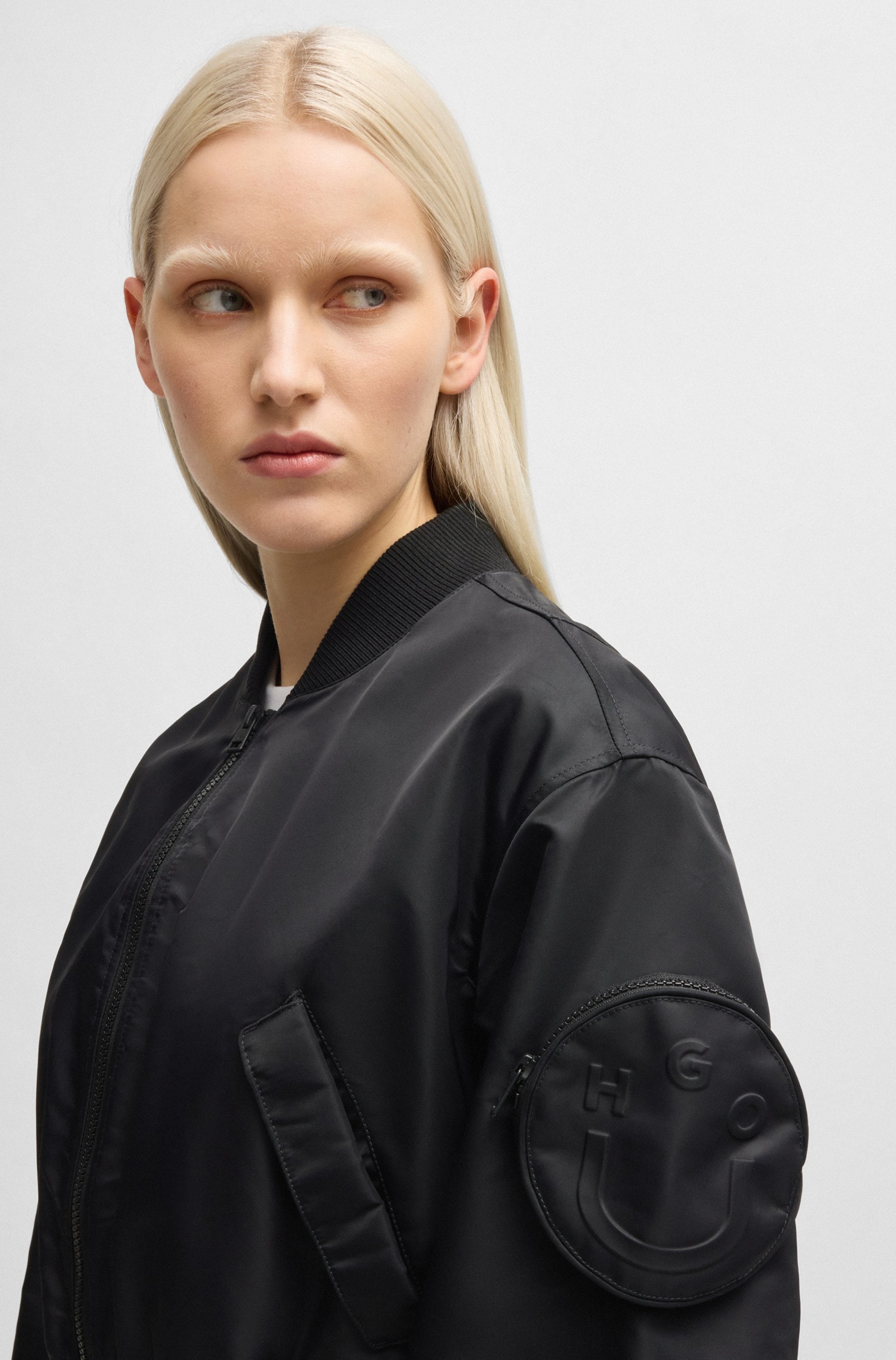 HUGO Blue Bomberjacke »Foraia« mit aufgesetzter Ärmeltasche, Iconic Streetstyle