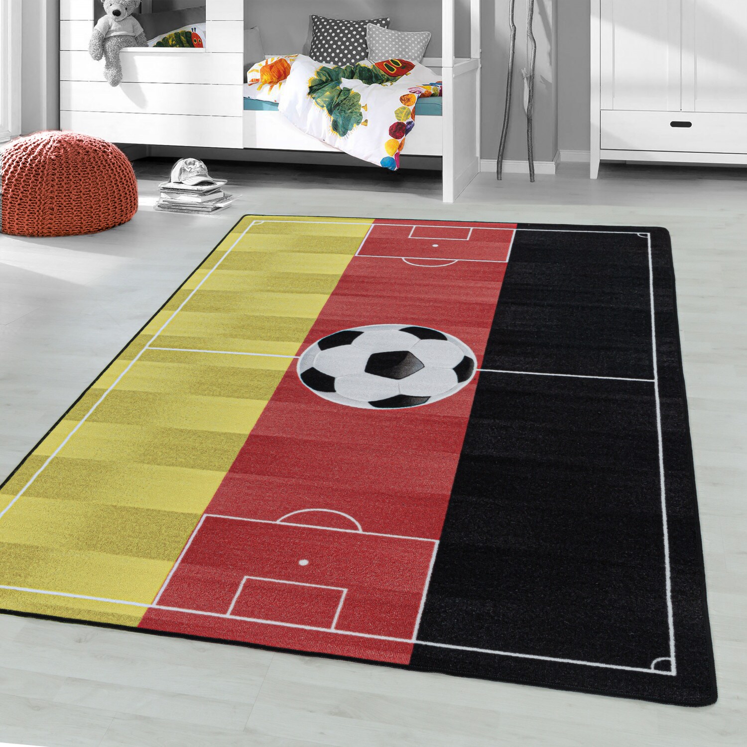 Kinderteppich Fußball, Fußballfeld mit Flaggen Motiv, Höhe 9 mm Ökotex Standard
