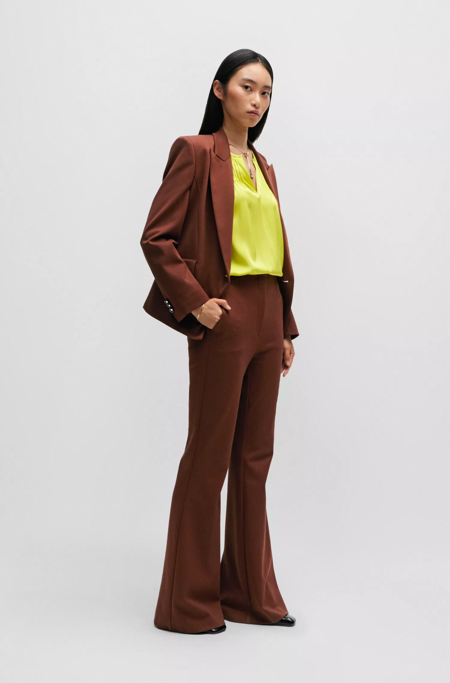 Calça BOSS preta, corte regular, em sarja elástica com pernas flare.