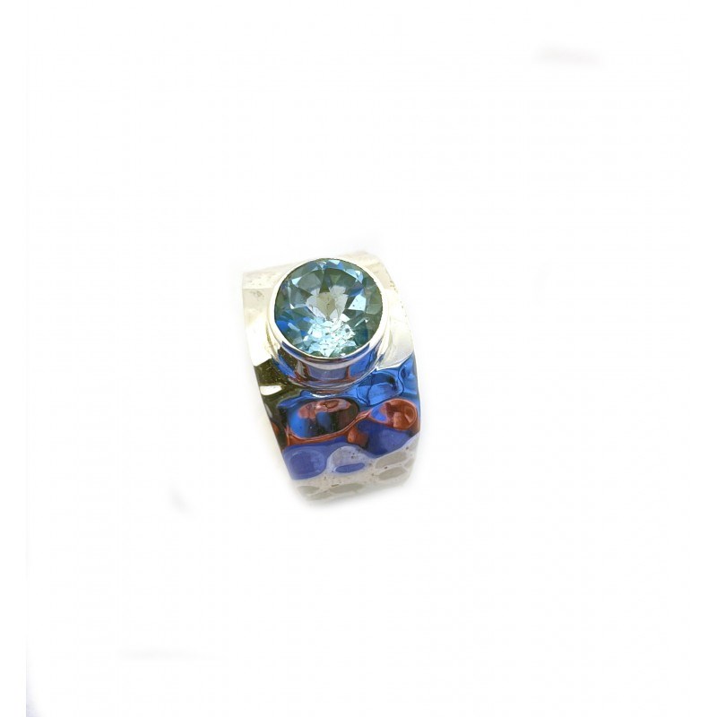Bague jonc en argent et topaze bleue facettée