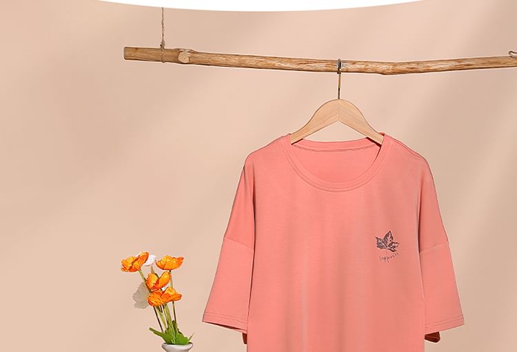 Jeony - Pyjamaset: T-shirt met korte mouwen, ronde hals en bladprint + capribroek