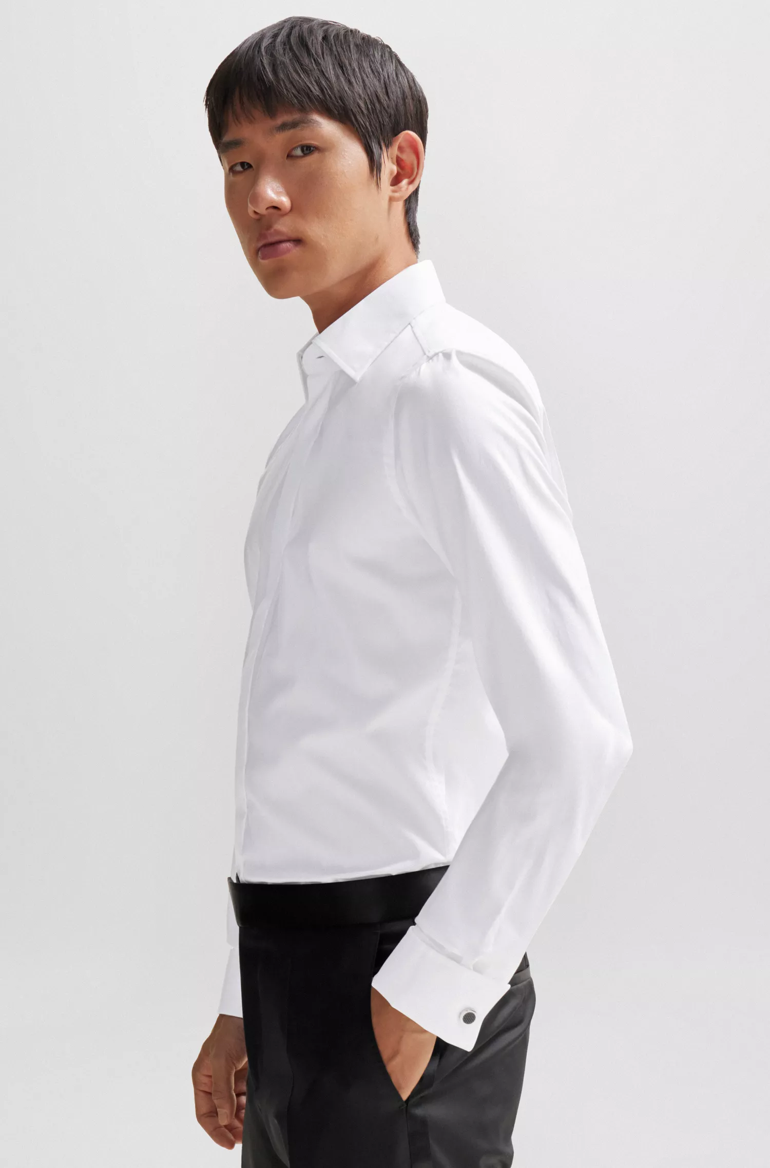 Camisa social BOSS preta, corte slim, em algodão elástico de fácil de passar.