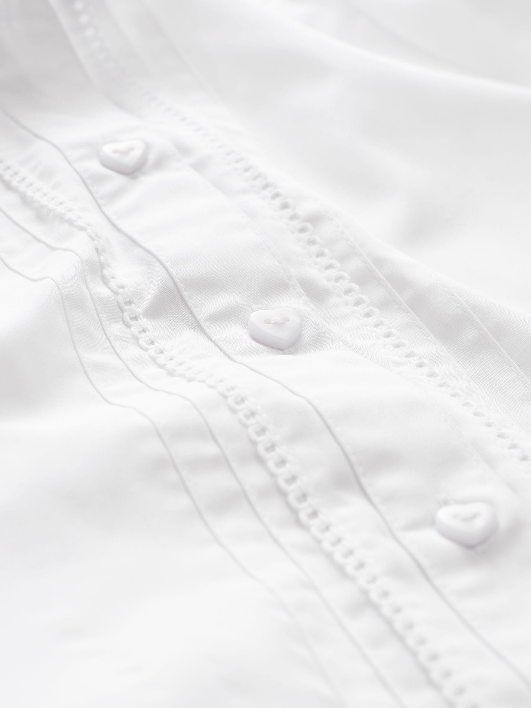 Wit - Schoolblouse met lange mouwen en gegolfde kantafwerking (3-14 jr)