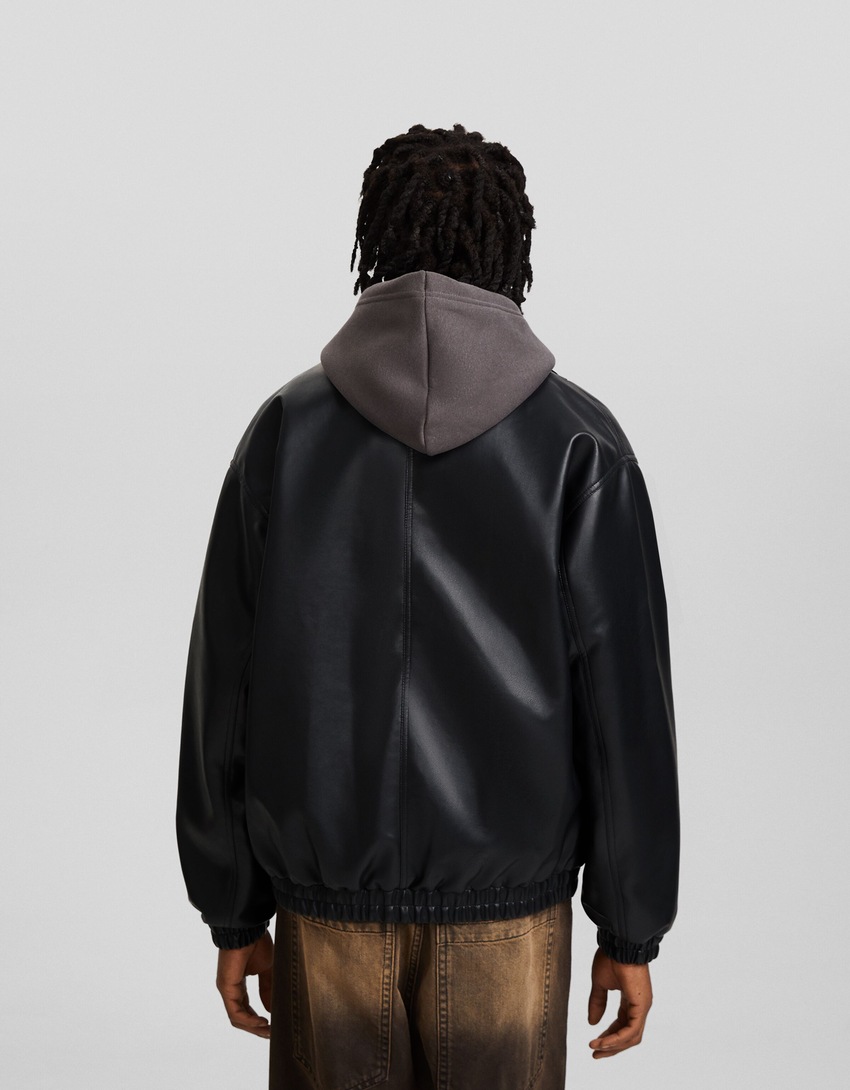Jaqueta bomber oversized em couro sintético