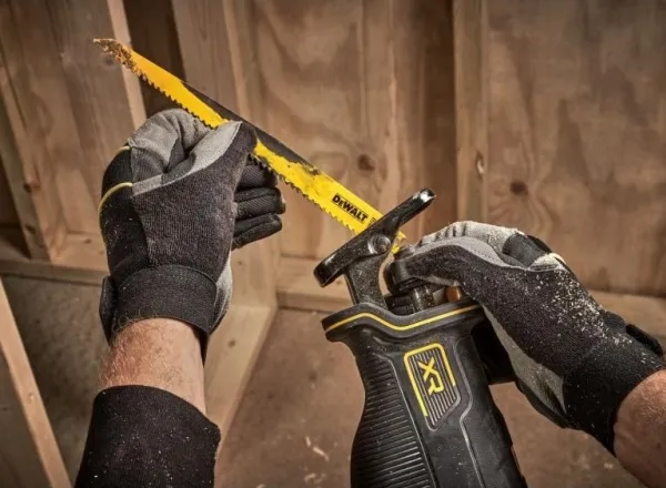 DEWALT.SABELSAV 18V DCS382NT