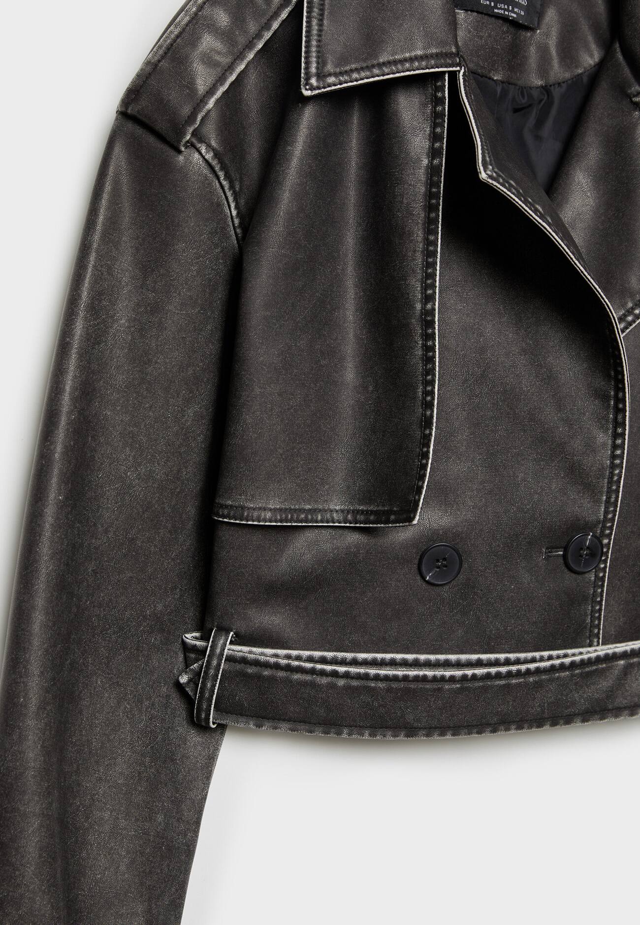 Trench coat curto desbotado em couro sintético