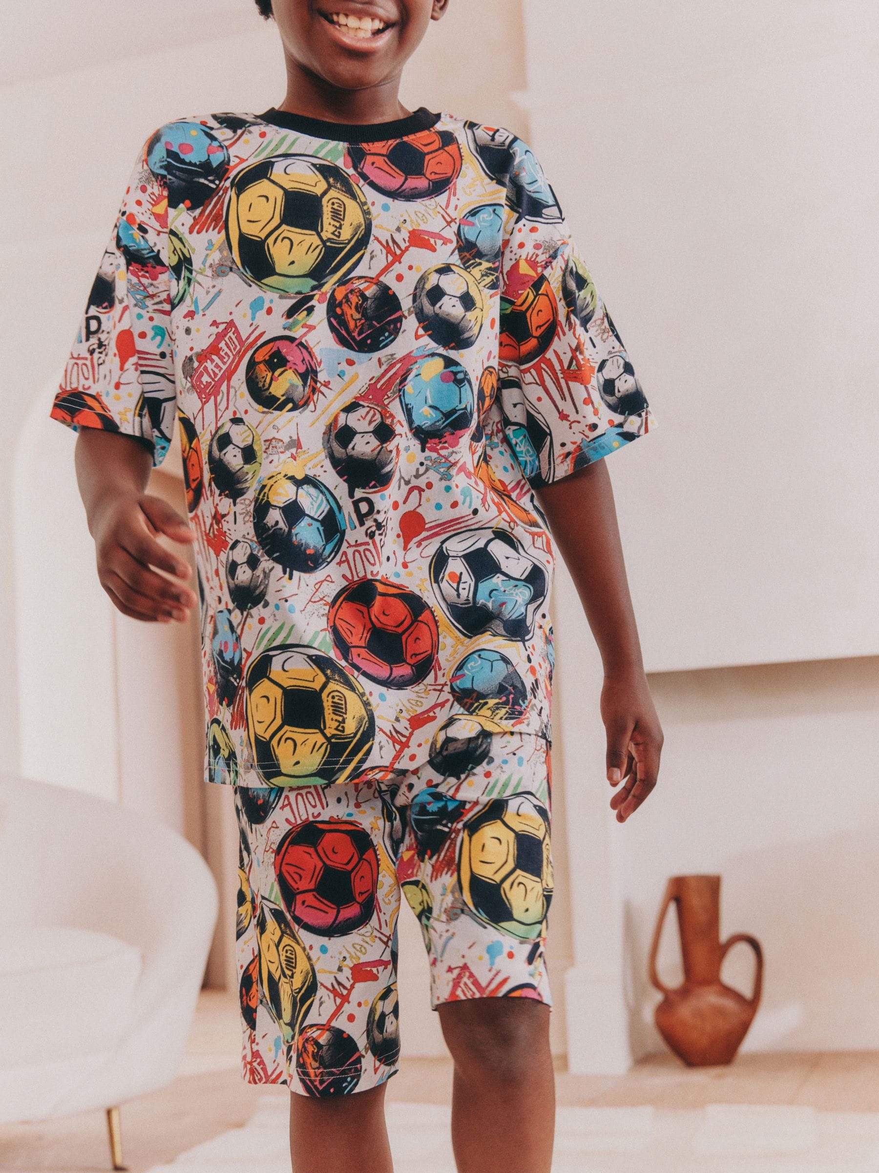 Zwart/ Felkleurige voetbal met meerdere kleuren - Set van 2 pyjama's met short (3-16 jr)