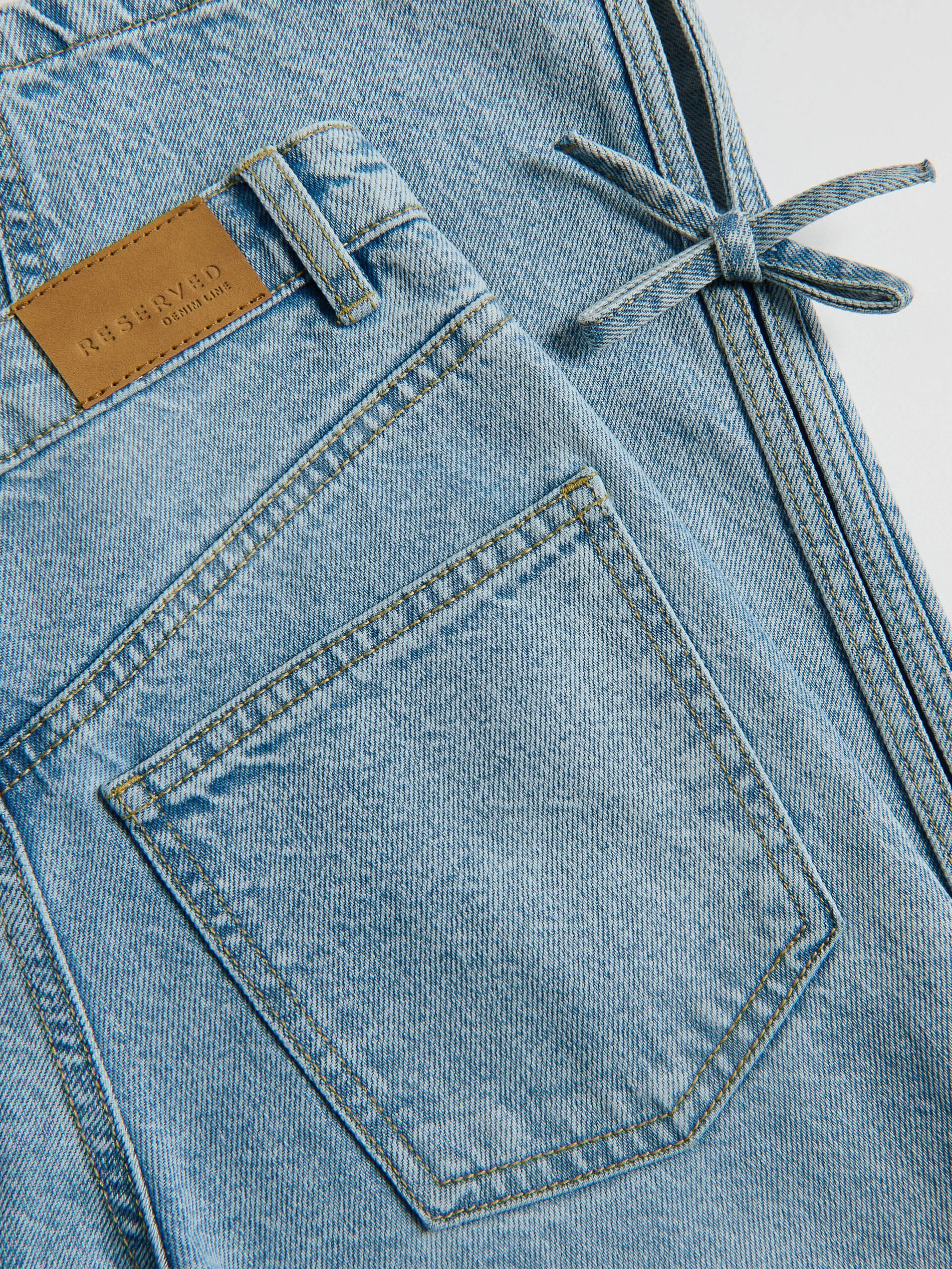 Gerade Jeans mit Schleifen