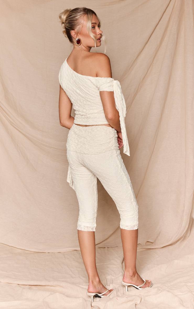 Crème Ensemble Capri En Dentelle Avec Détail De Nœud Asymétrique