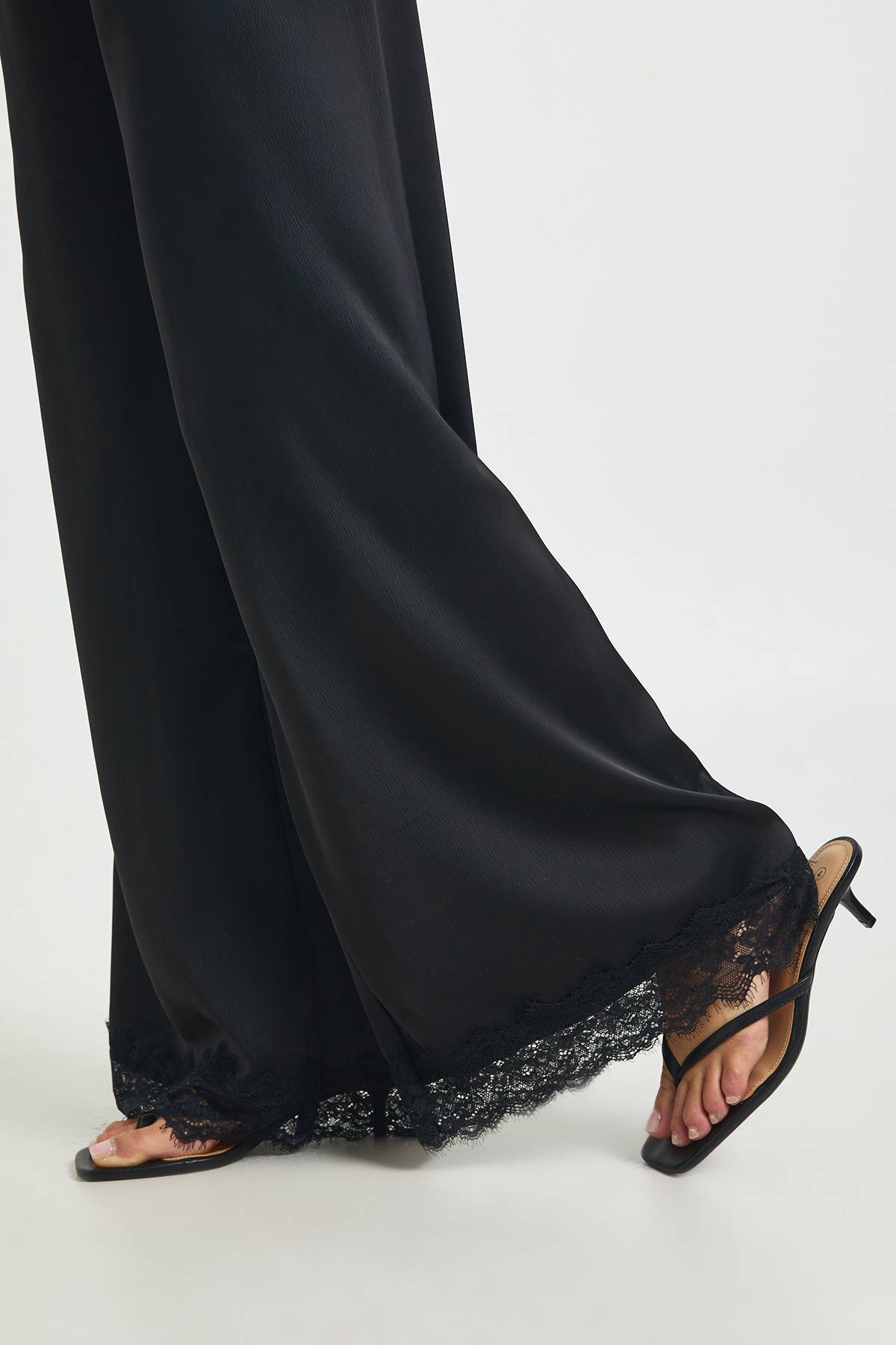 boohoo Pantalon Large En Satin Avec Bordure En Dentelle Petite