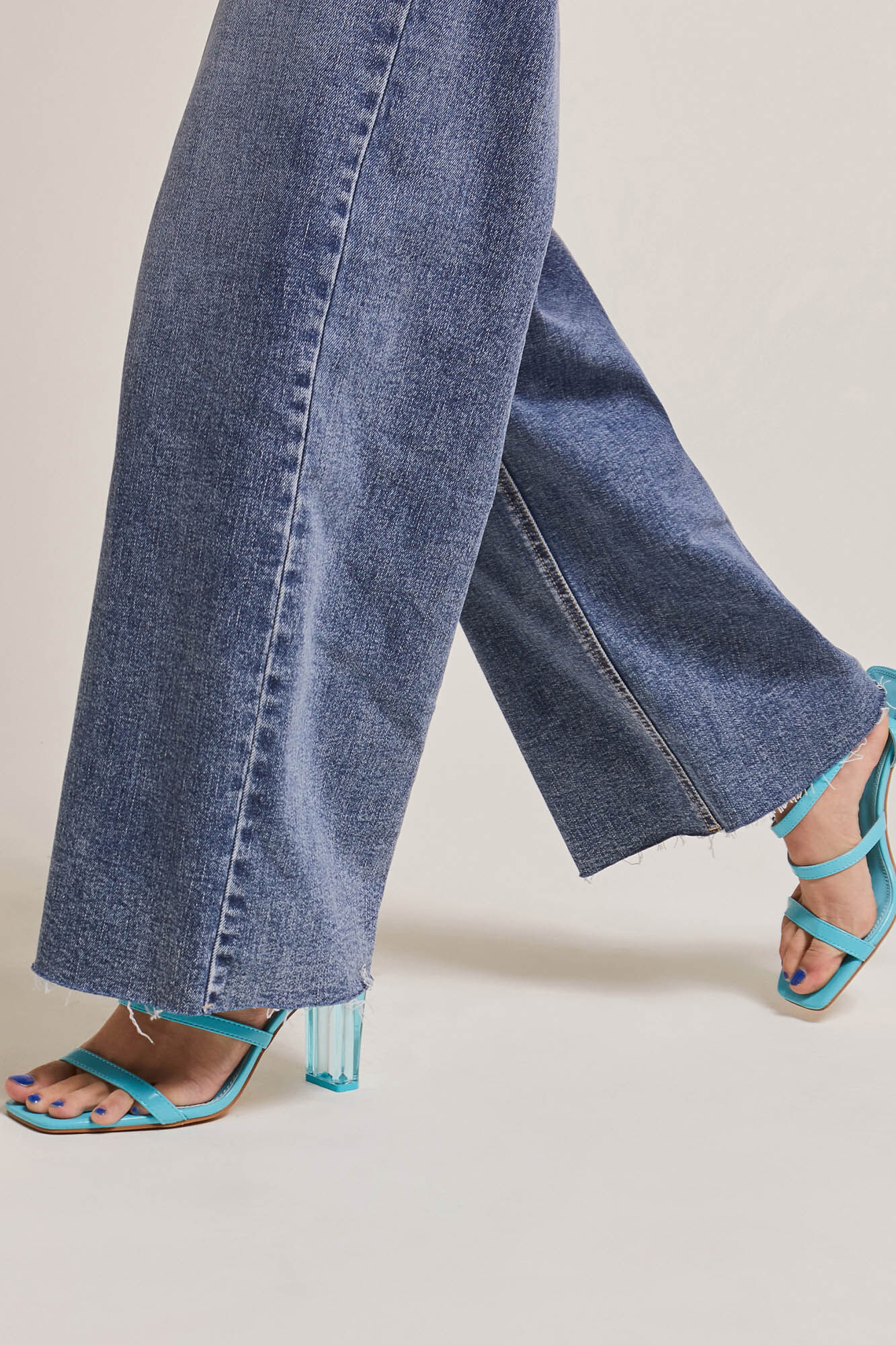 Calça jeans de perna larga com efeito desbotado