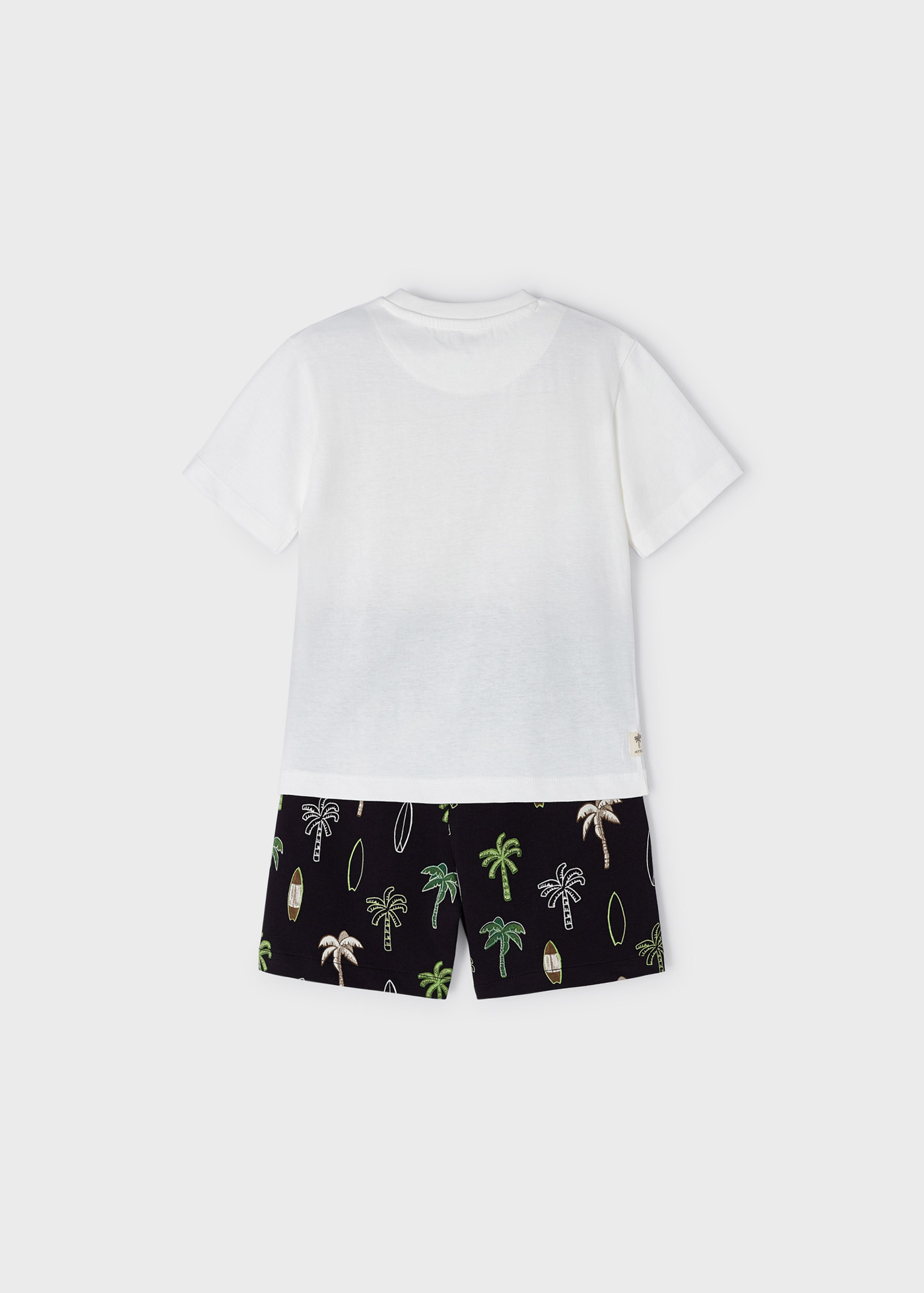 Conjunto de duas peças para meninos, confeccionado em algodão sustentável.