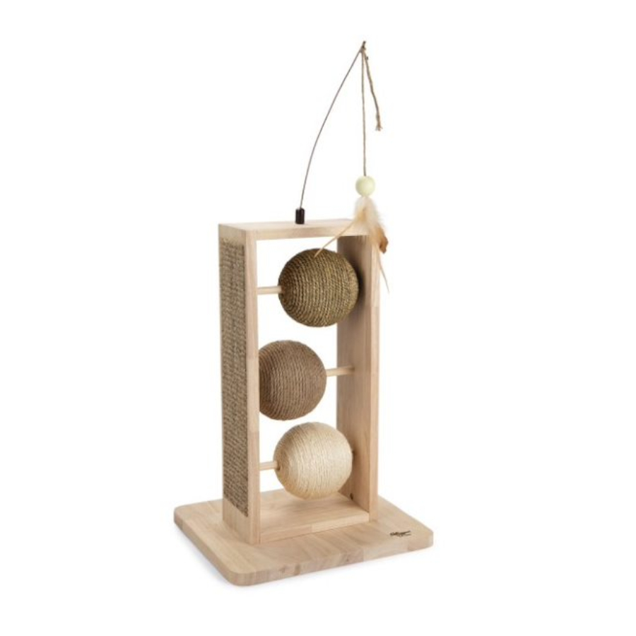 Esfera de brinquedo interativo para gatos em madeira, criada por Lotte Lomax.