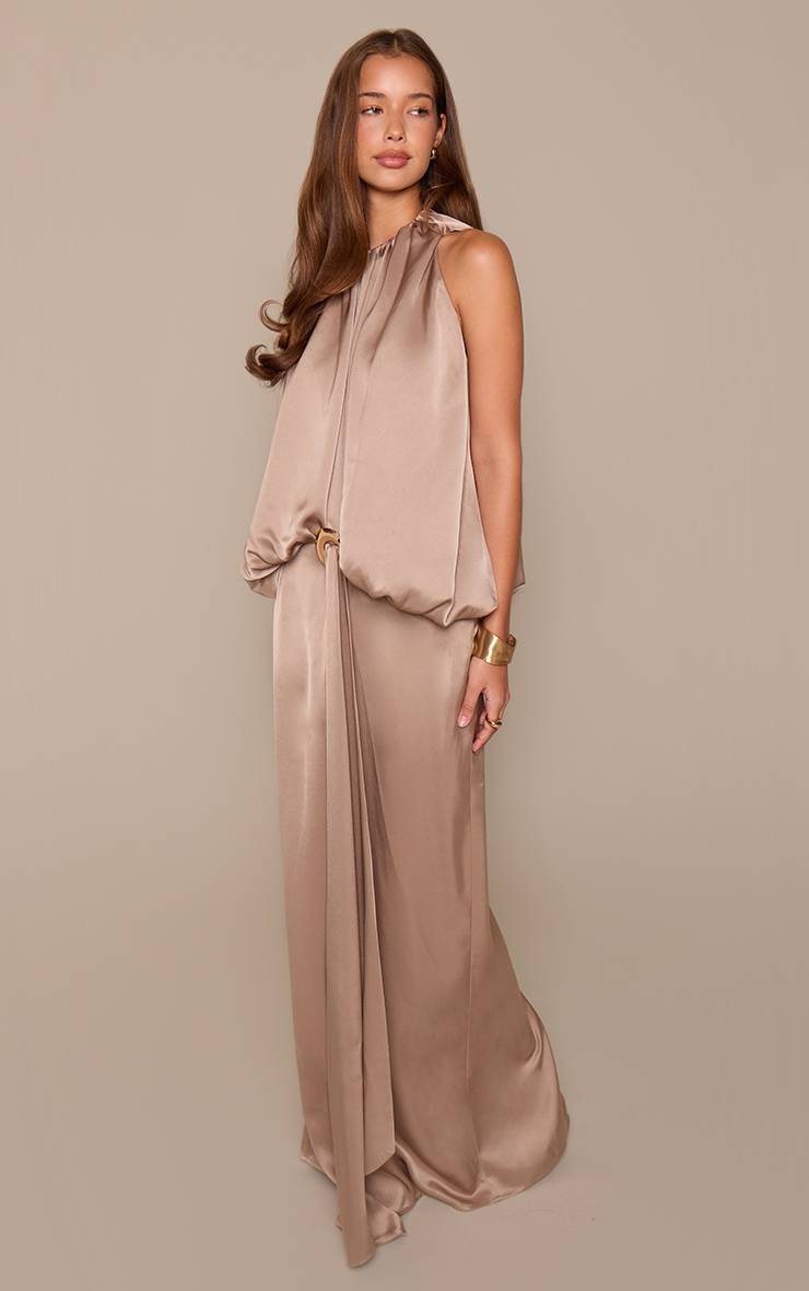 Taupe Robe Longue En Satin Avec Détail Froncé Au Corsage Et Bordure