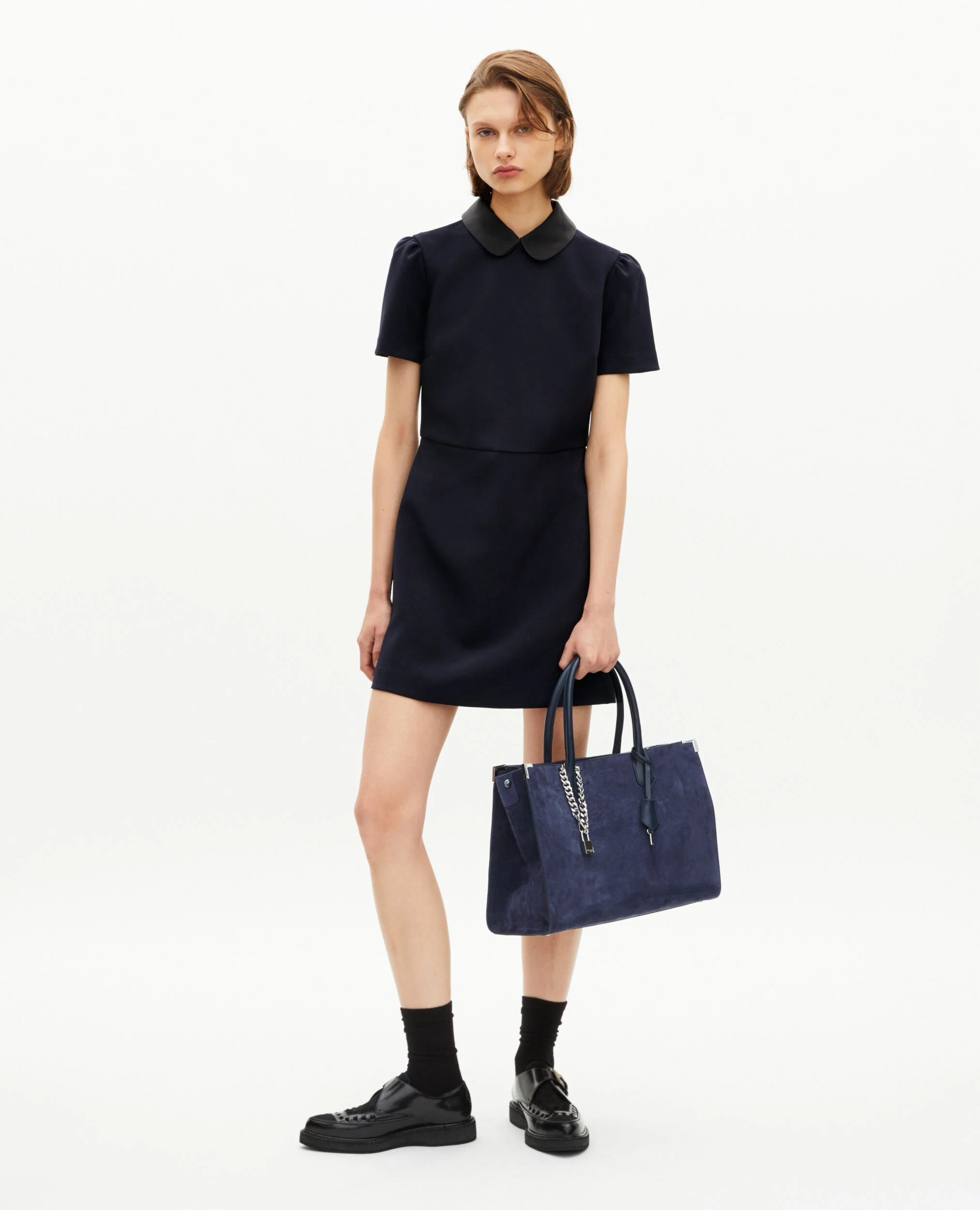 Robe courte col claudine en satin marine