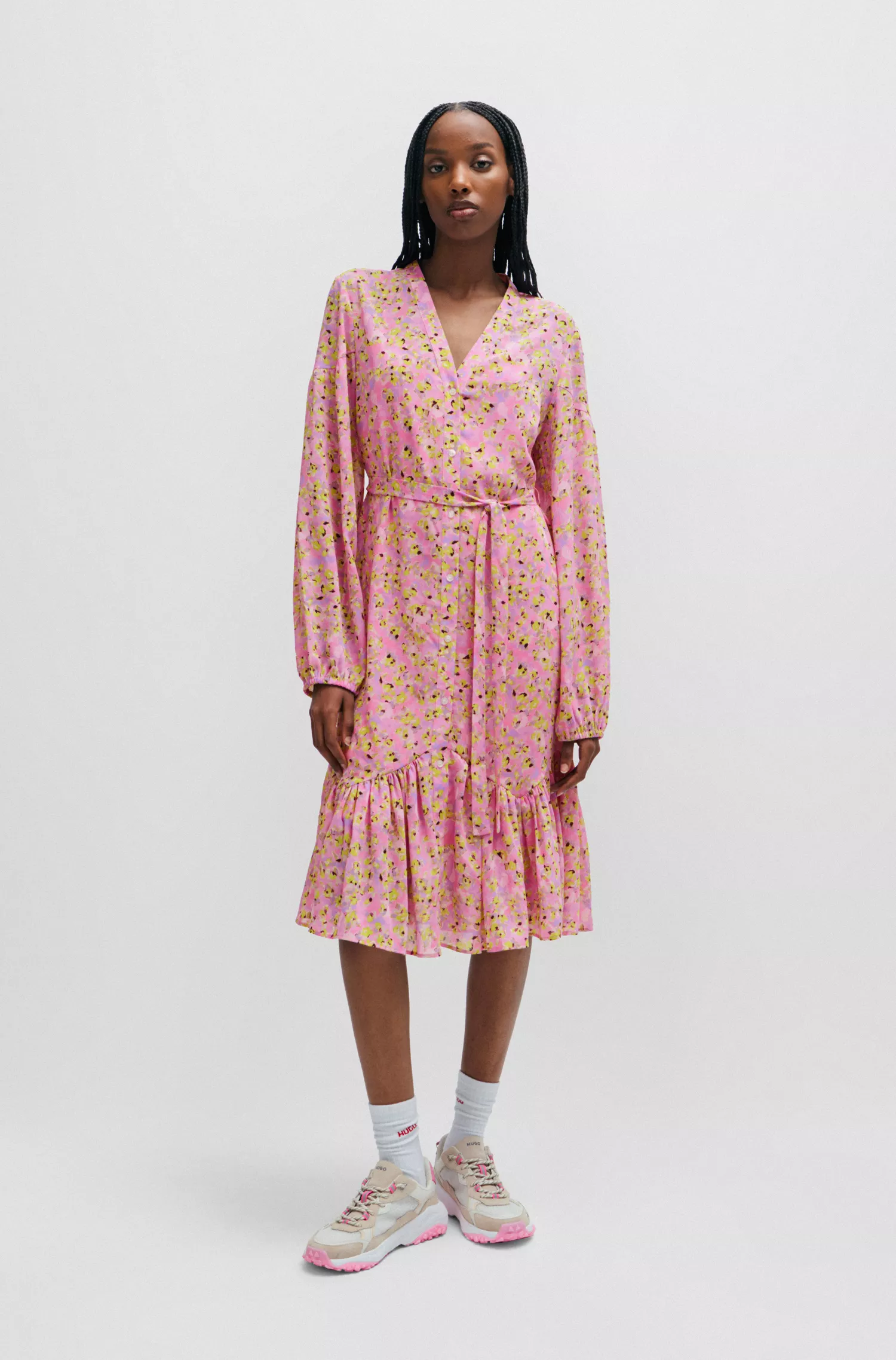 Vestido HUGO vermelho com estampa floral e mangas volumosas.