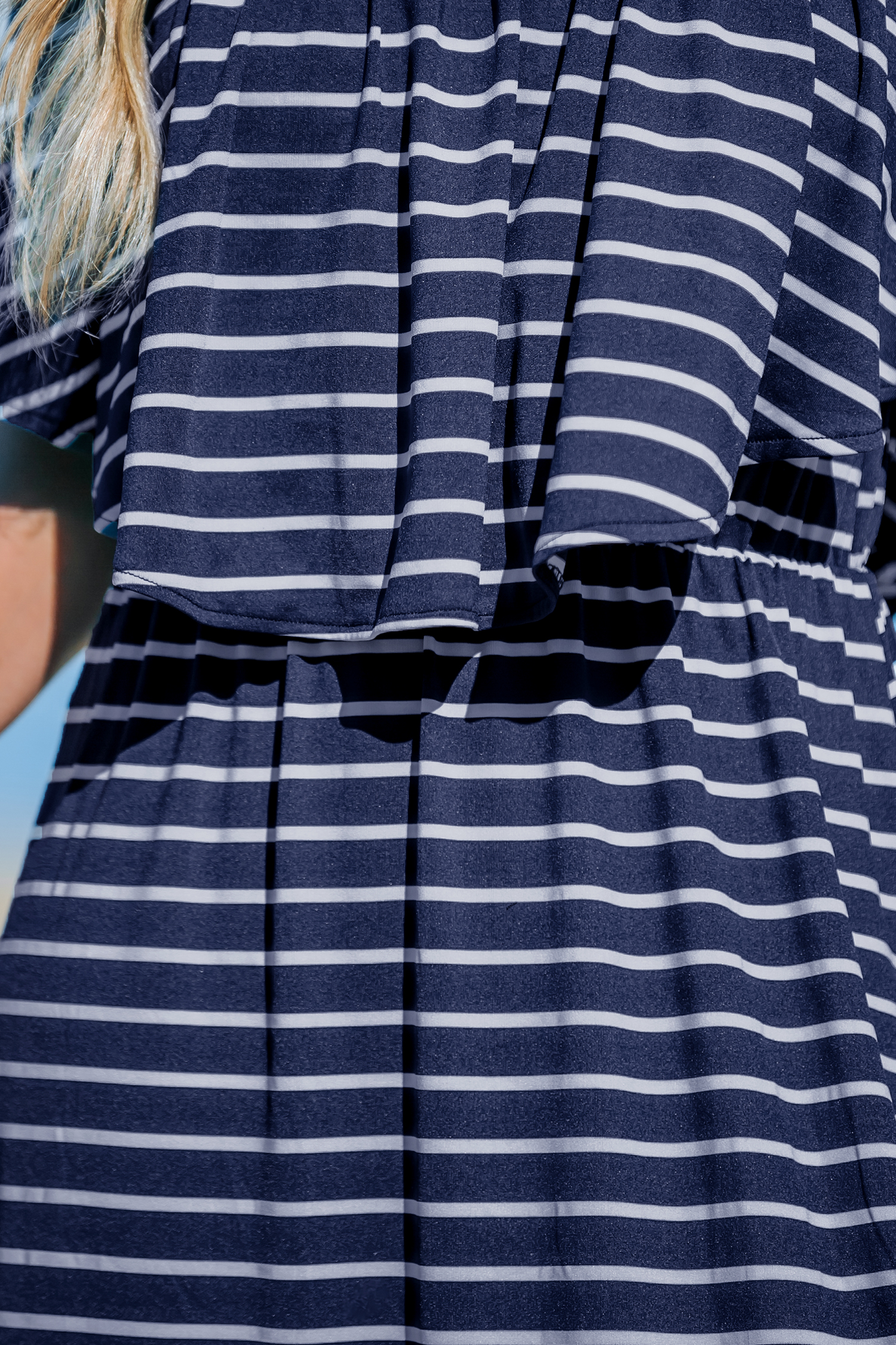 Robe midi à épaules dénudées et rayures bleu marine