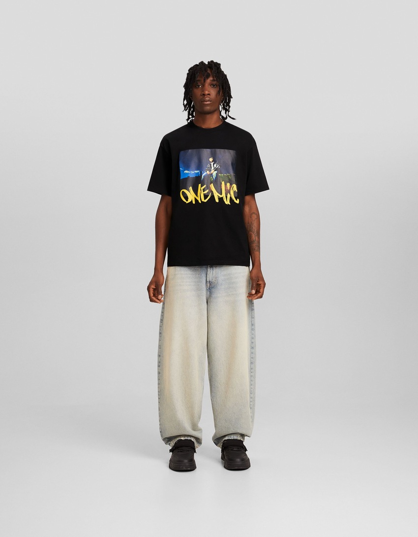 Camiseta de manga curta com estampa Nas e modelagem quadrada.
