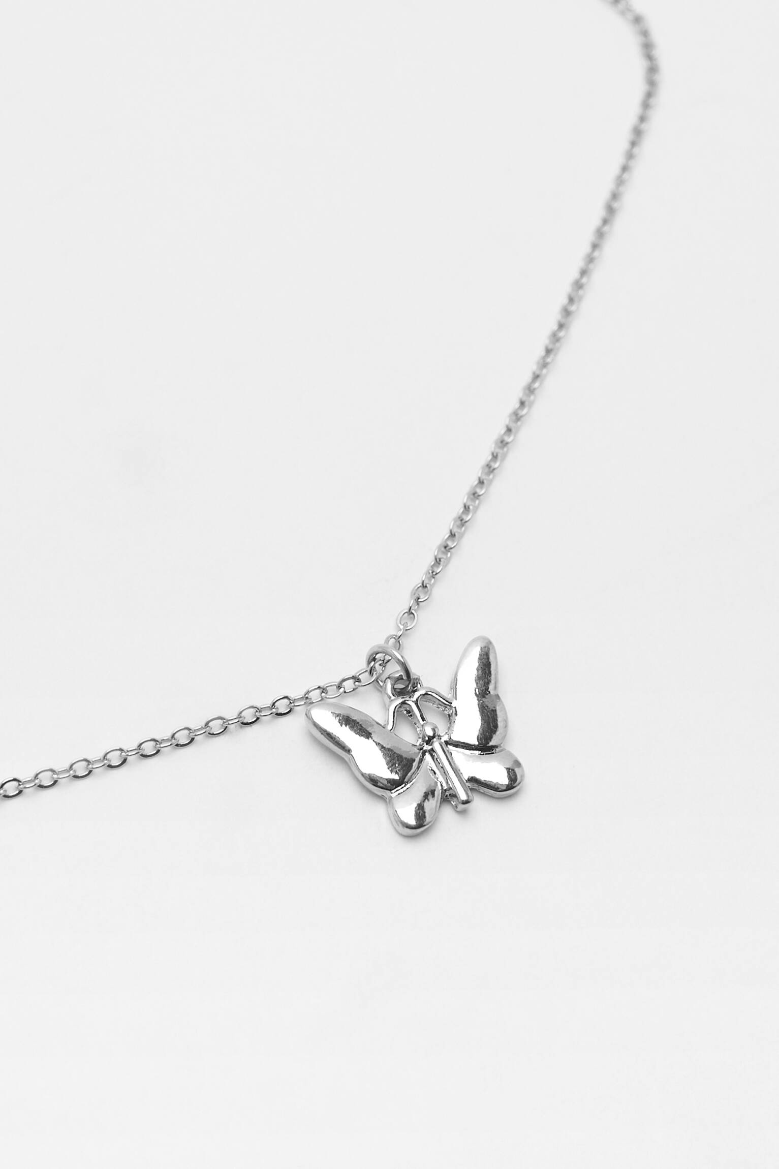 COLAR COM PINGENTE DE BORBOLETA - PRATA