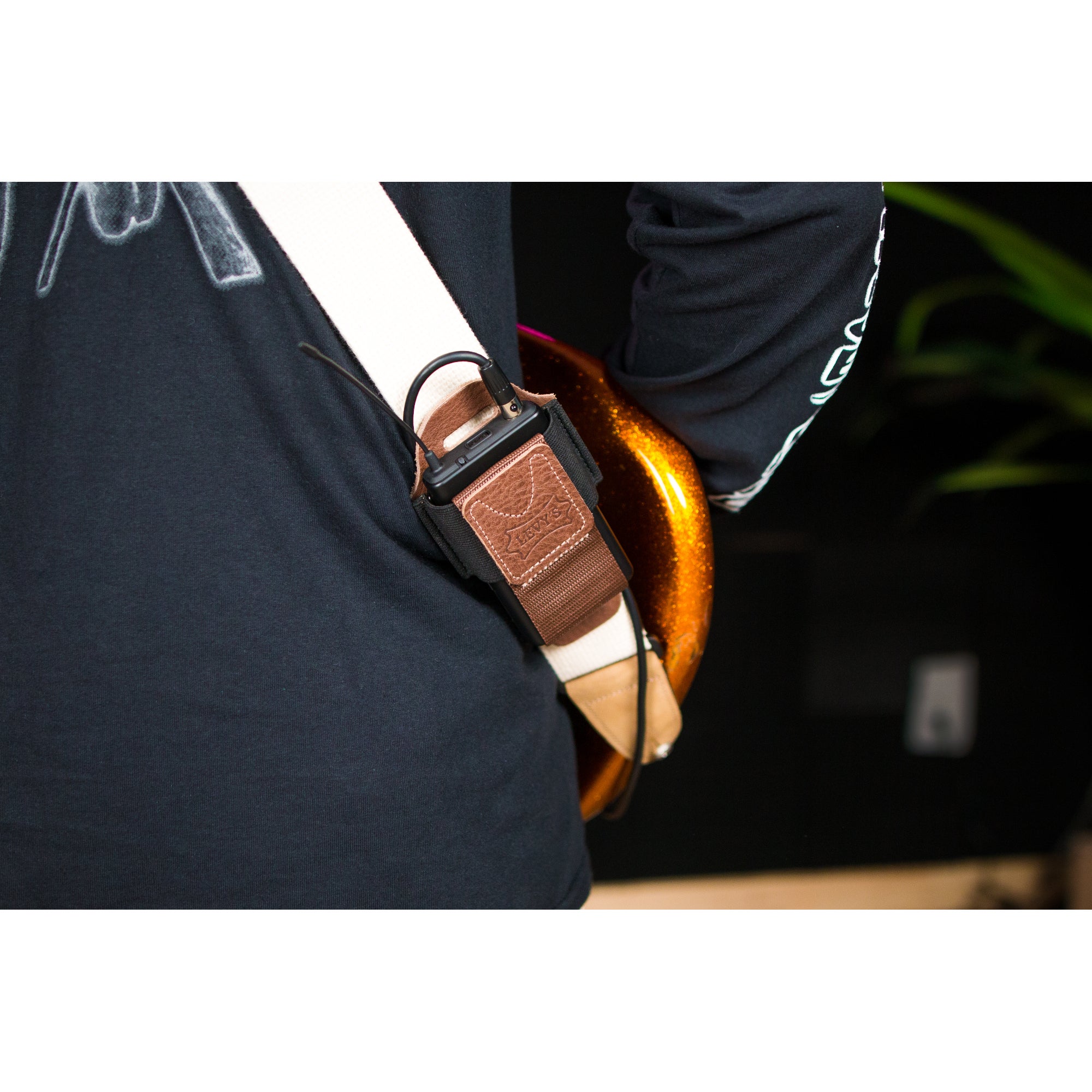 Levys Leathers MM14-BRN lederen houder voor draadloze zender - bruin