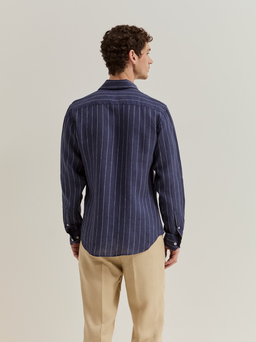 Camisa slim fit em linho às riscas