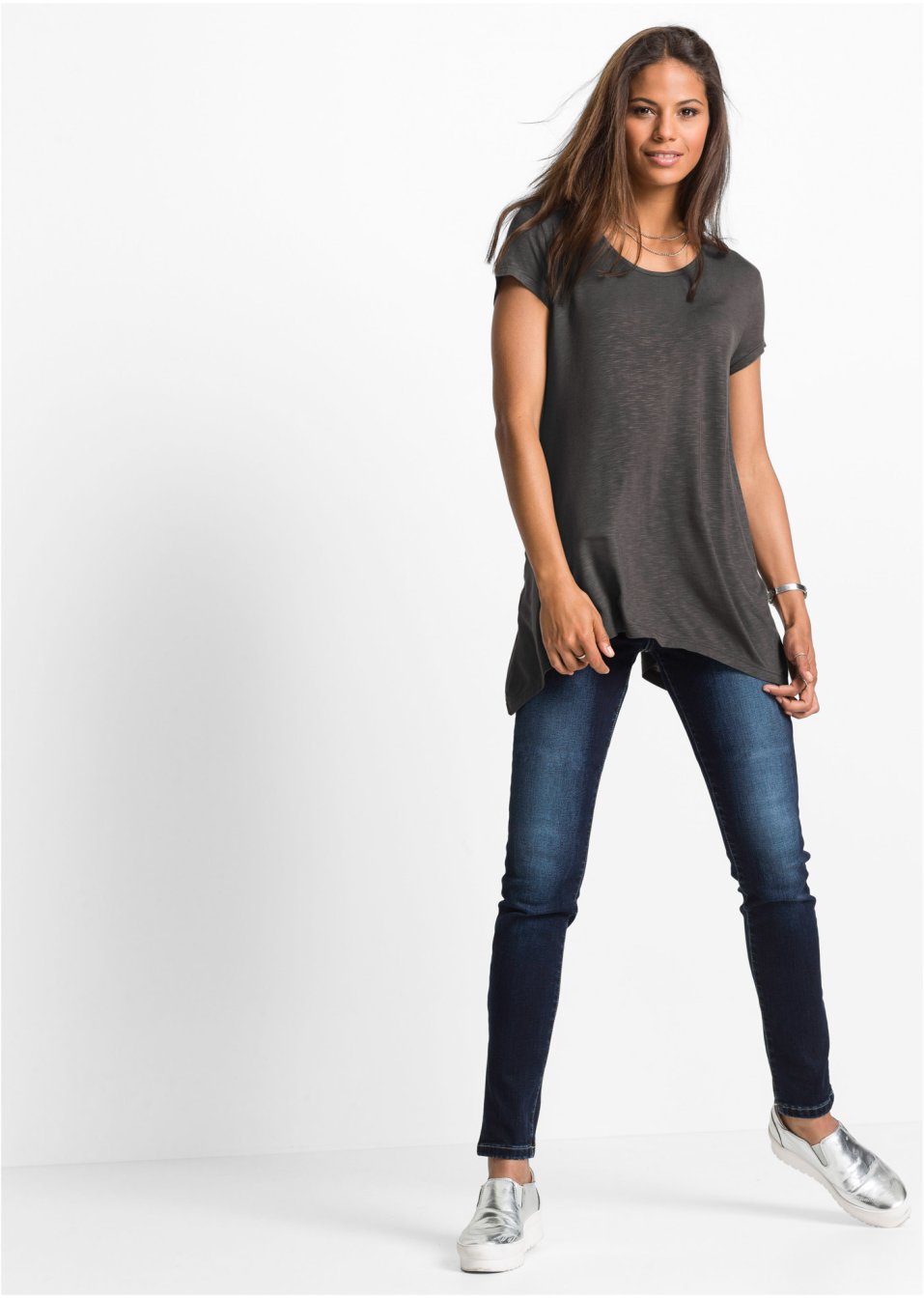T-shirt à la longueur asymétrique