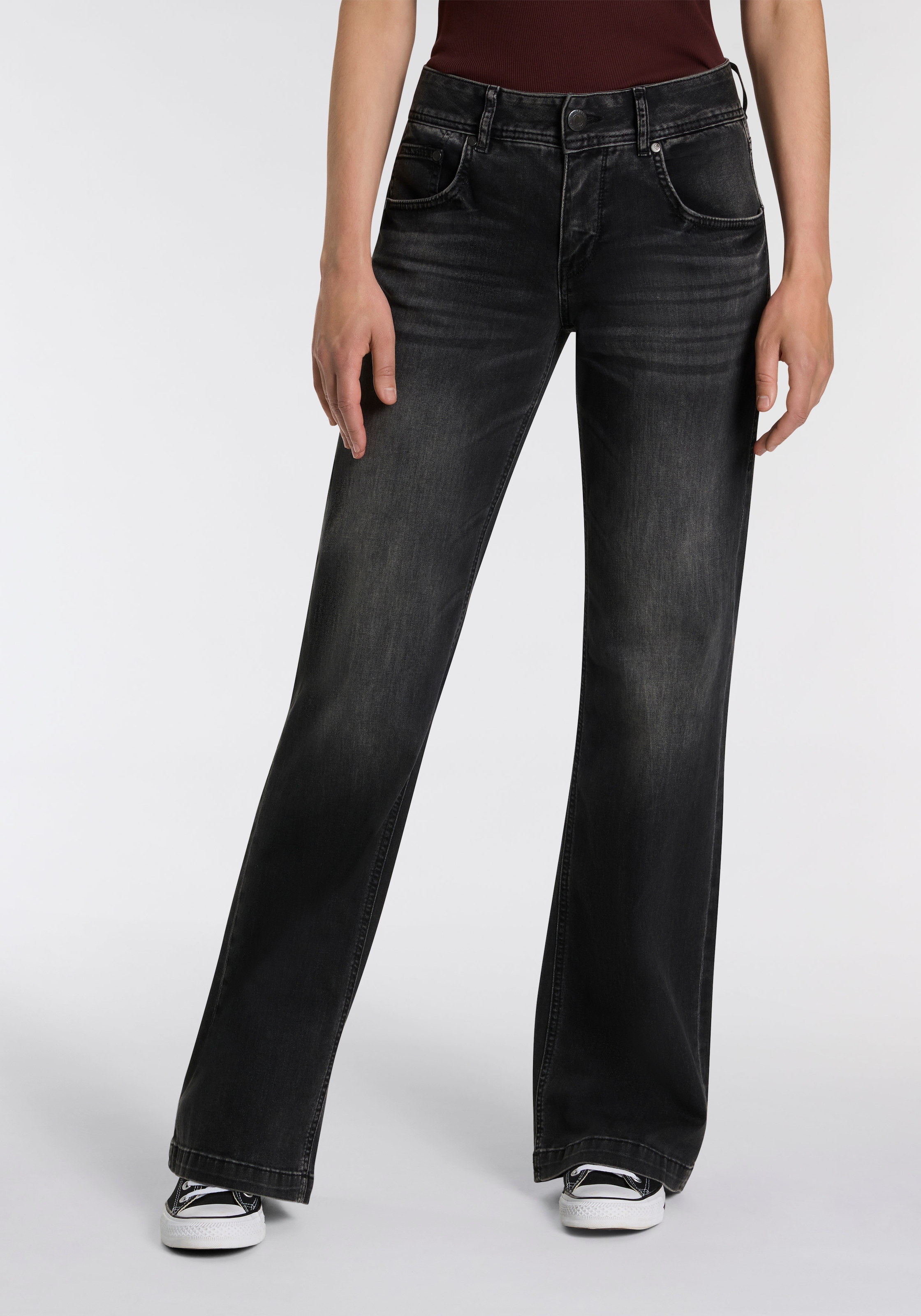 Herrlicher 5-Pocket-Jeans »Edna Denim Black Light«, Flared Fit mit Abnähern