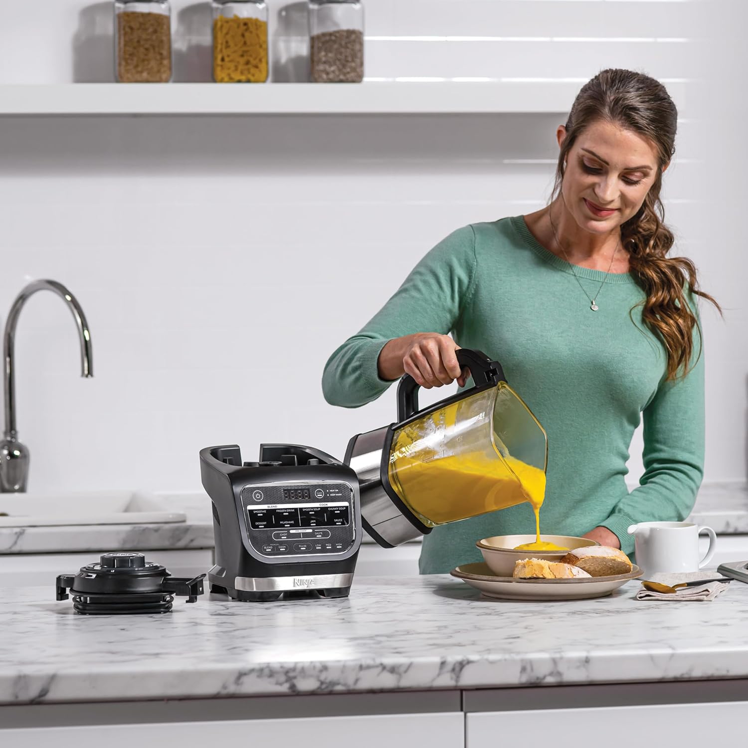 Ninja Foodi Mixer & Suppenbereiter, 10 Auto-iQ-Programme, 1,7L Glaskrug, heißer & kalter Mixer, integriertes Heizelement, Stampfer, Reinigungsprogramm & Bürste, 1000W, Schwarz HB150EU