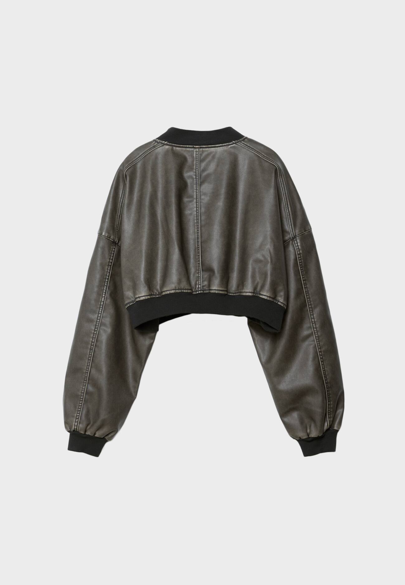 Jaqueta bomber cropped desbotada em couro sintético