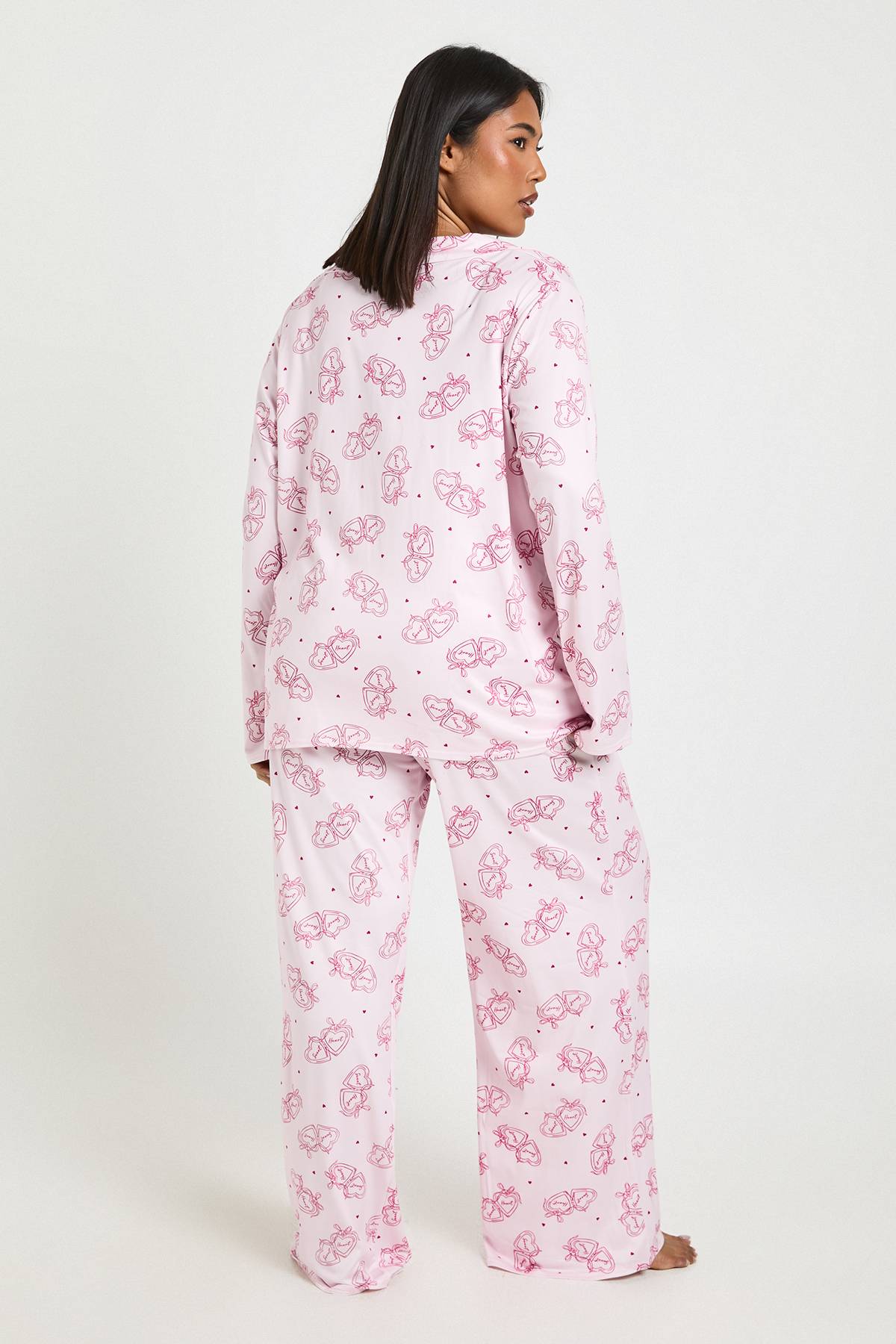 boohoo Ensemble Pyjama Grande Taille Imprimé Saint-Valentin Cœurs - Haut à Manches Longues et Pantalon