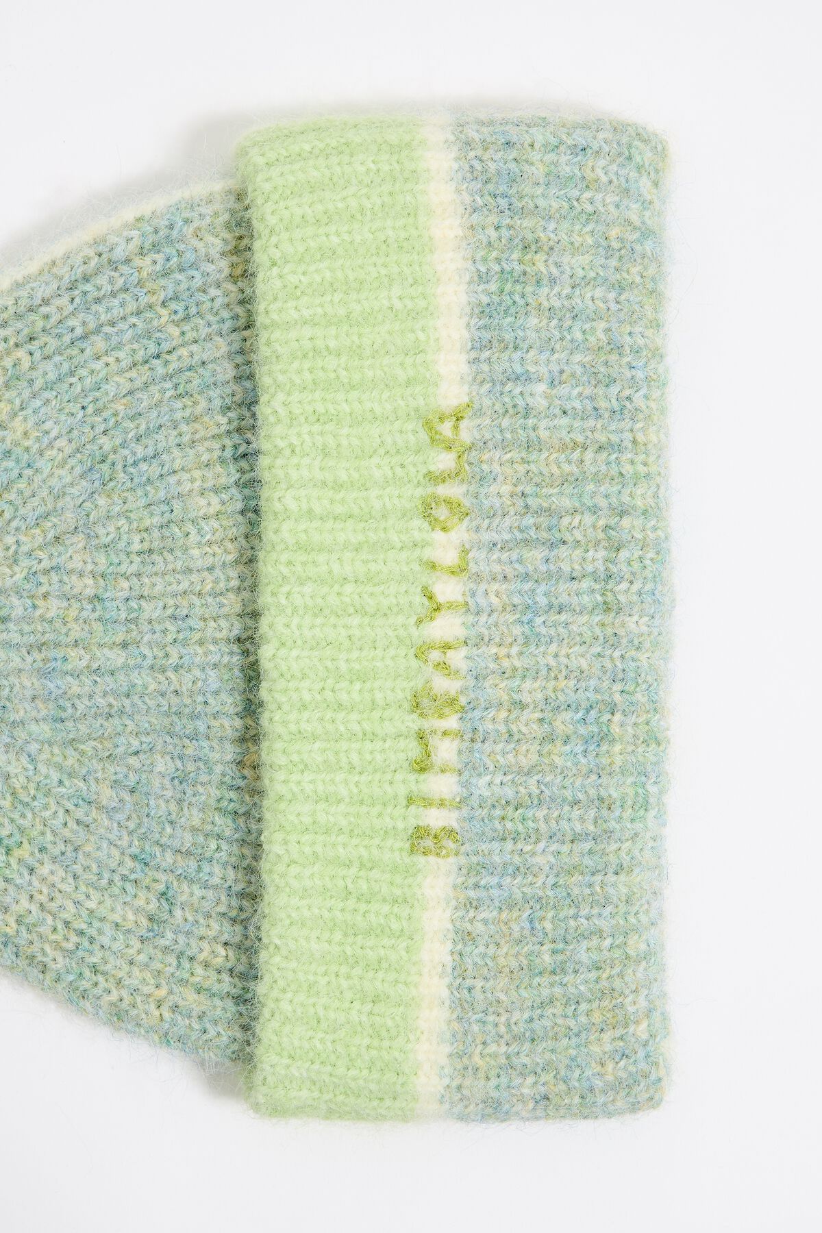 Gorro de tricô verde contrastante