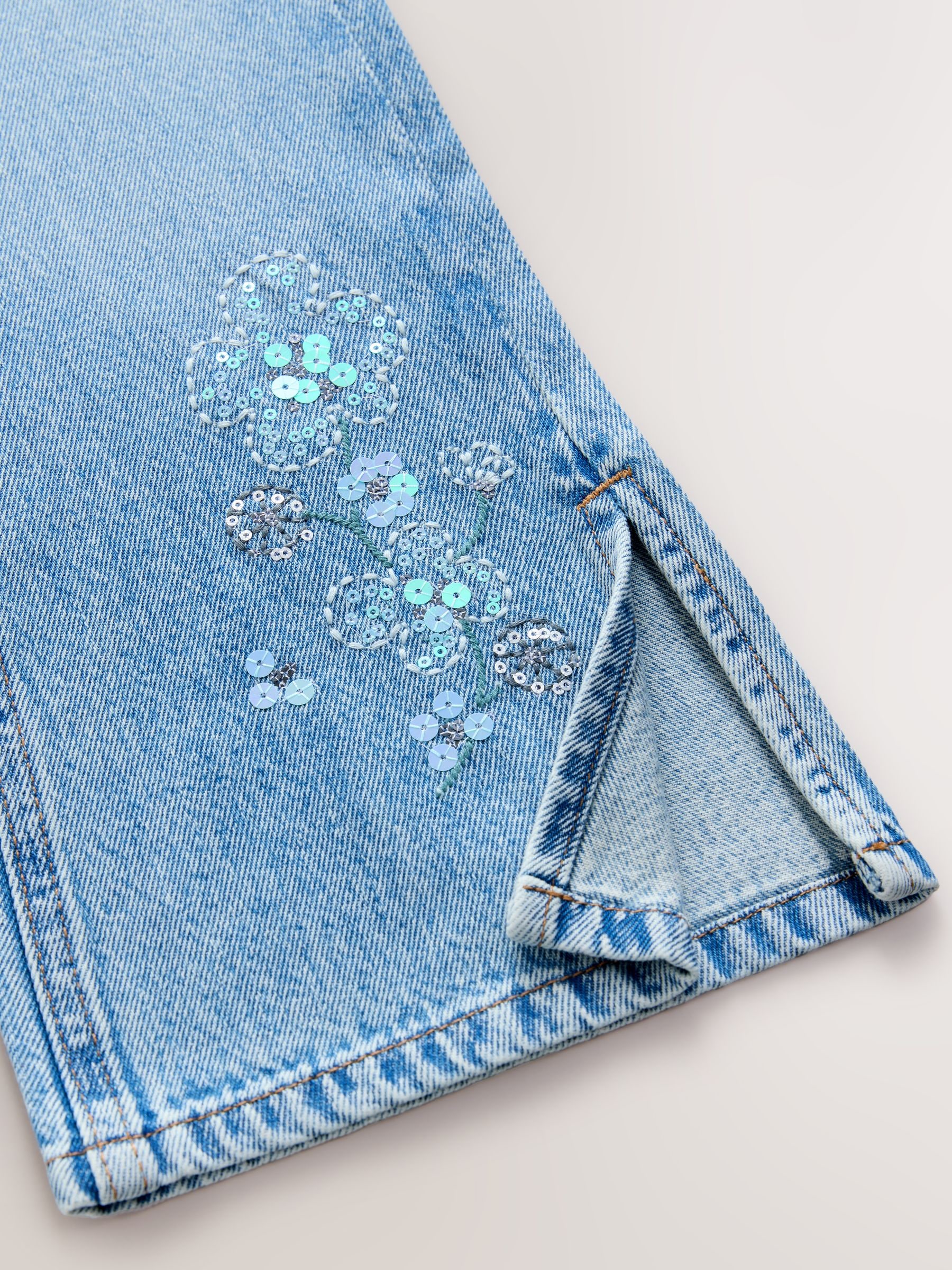 Lichtblauwe denim - Flare jeans met bloemenversiering (3-16jaar)