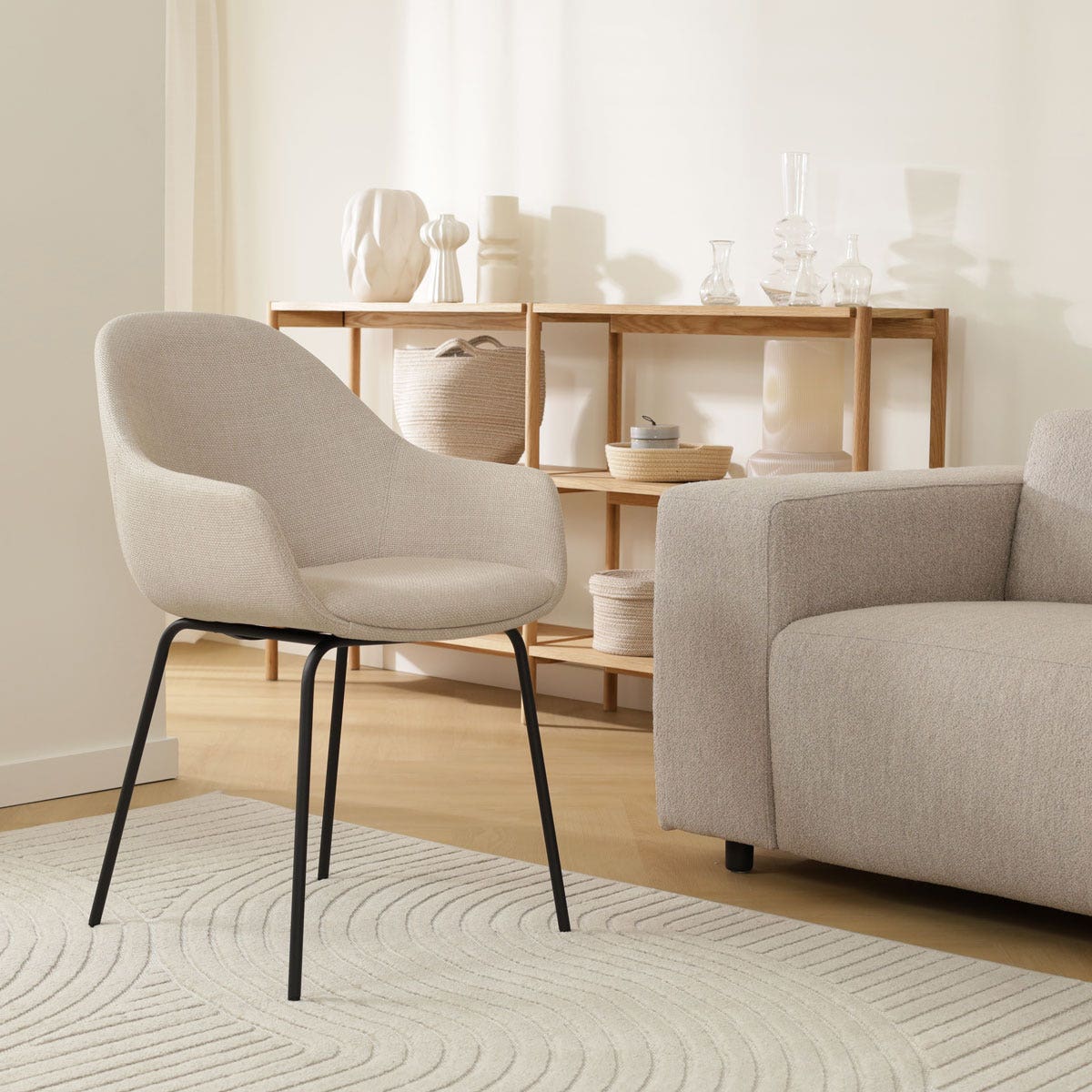 Nolon Nora-Mae Eetkamerstoel Beige - Armleuning - Zwarte Poten