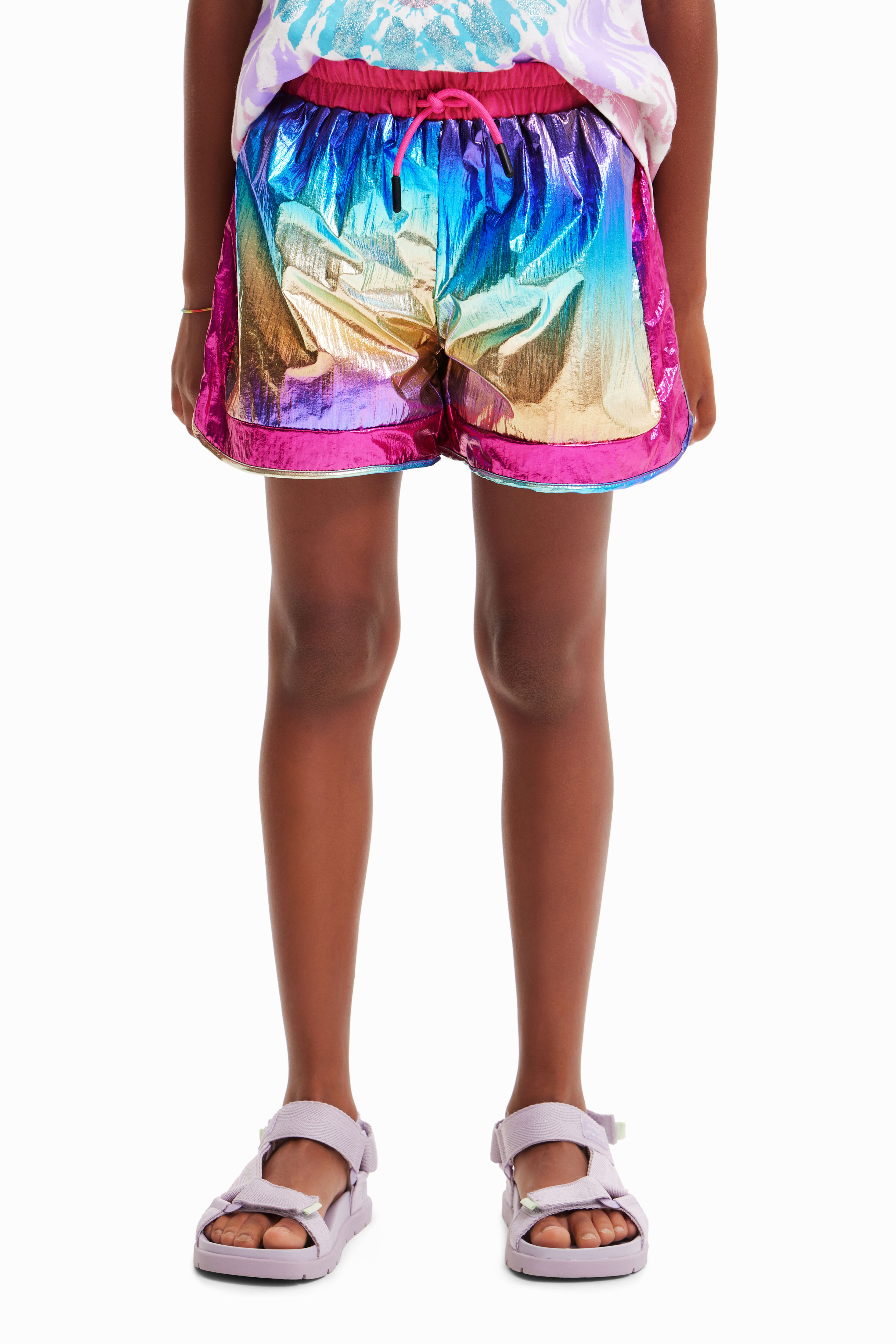 Short iridiscent