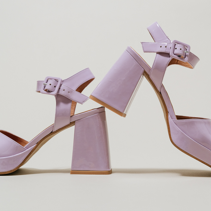 Sandales à brides et plateformes  en vernis lilas