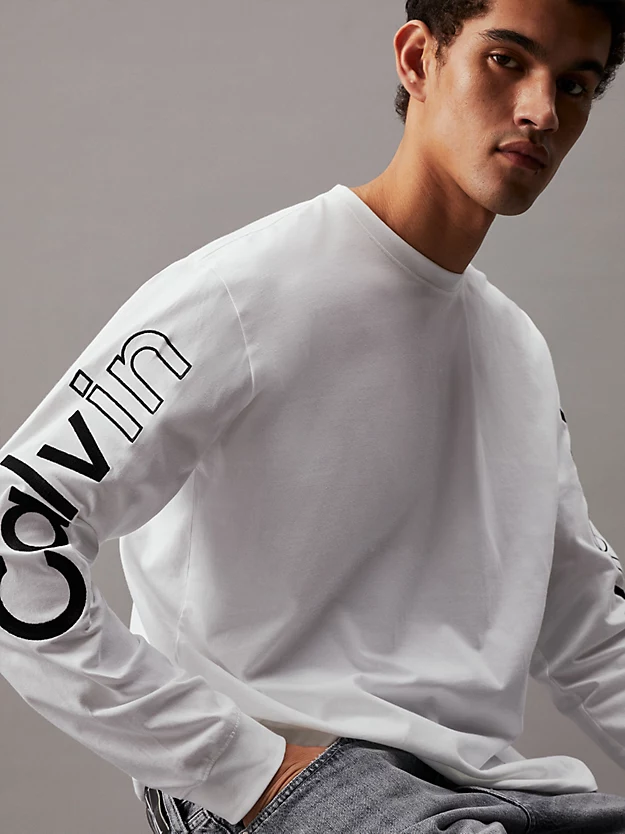 Camiseta de manga comprida com estampa e logotipo.